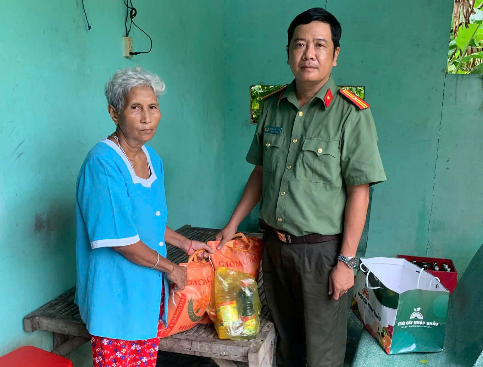 tặng quà cho bà Thạch Thị Ương