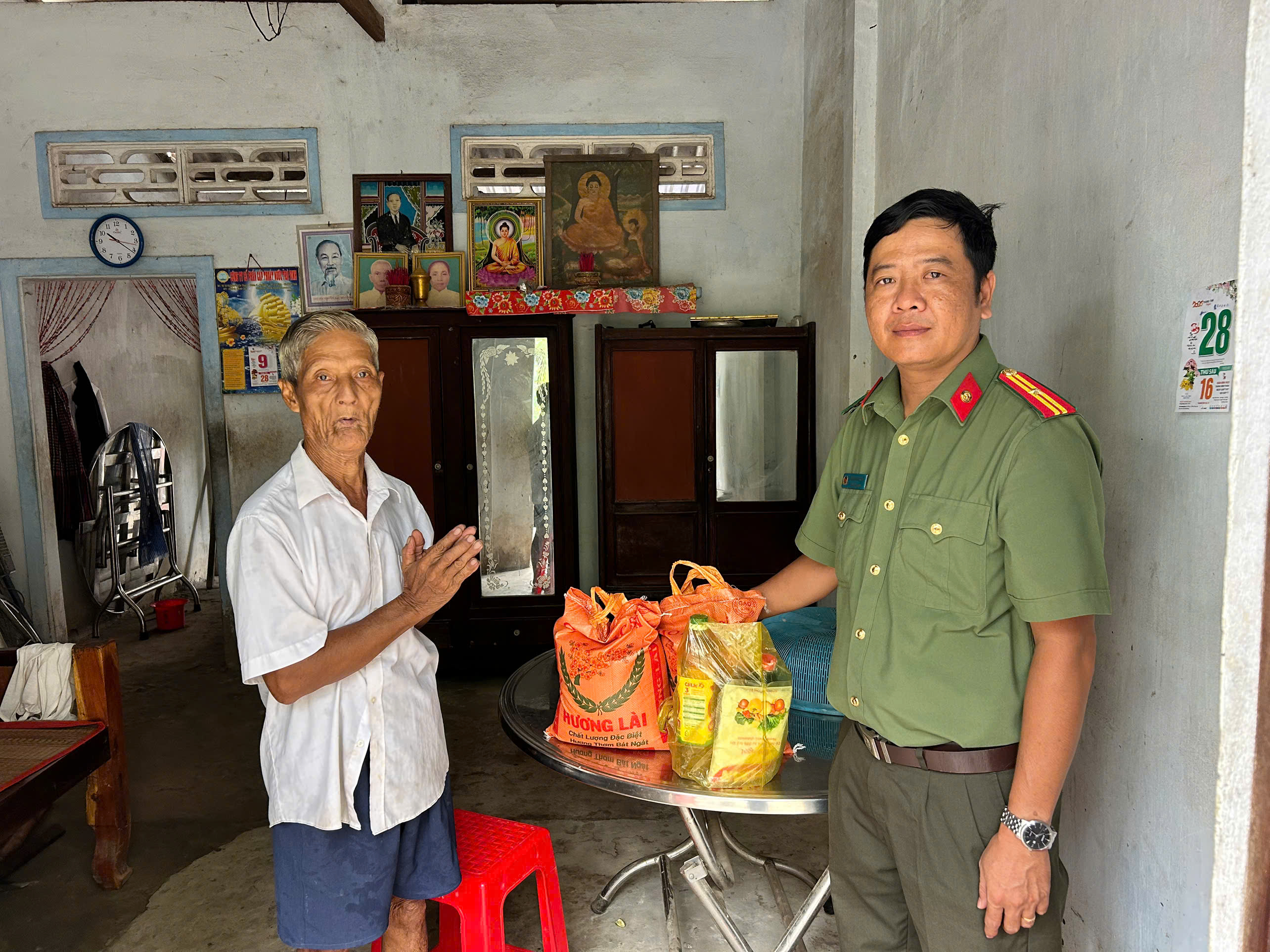 Tặng quà cho ông Kim Nghiên