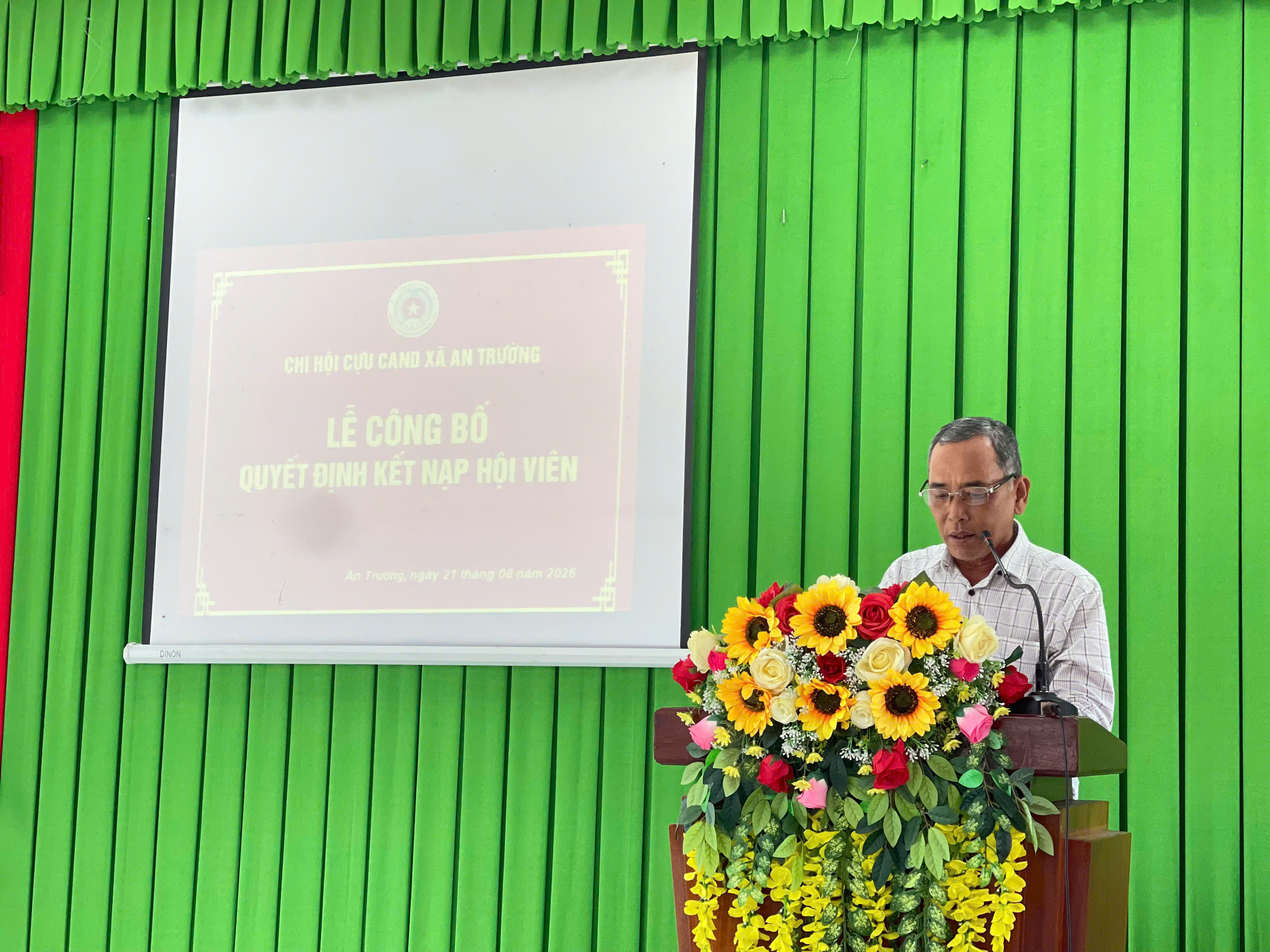 Thành viên mới được kết nạp phát biểu tại buổi lễ
