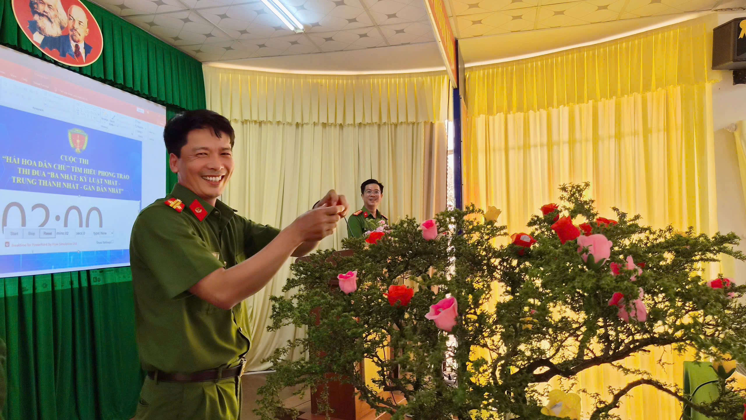 Thi sinh hai hoa dan chu