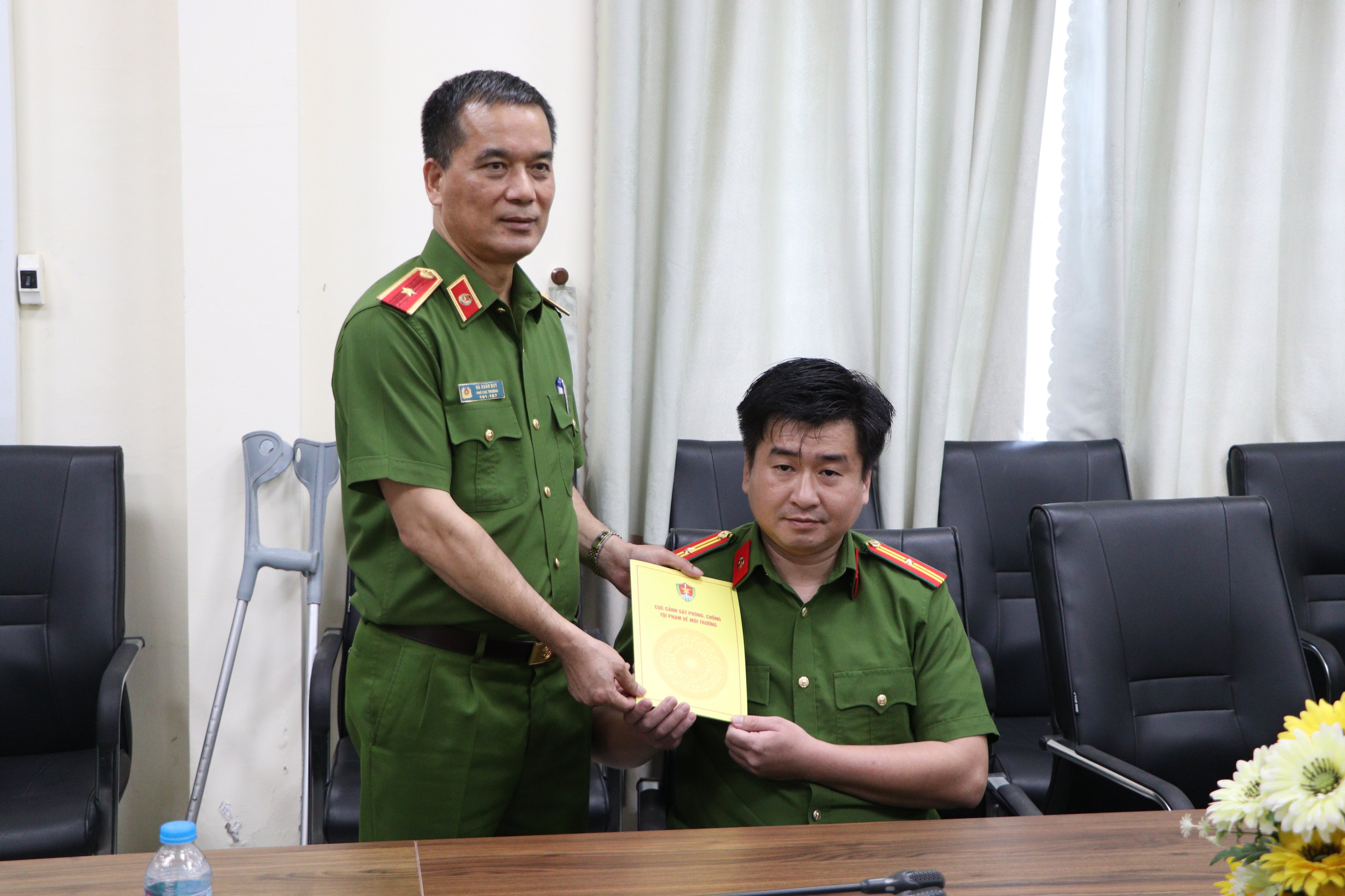 Thiếu tướng Hà Xuân Duy, Phó Cục trưởng, Cục Cảnh sát điều tra tội phạm về môi trường Bộ Công an tặng quà cho Thiếu tá Trần Hoàng Ngôi