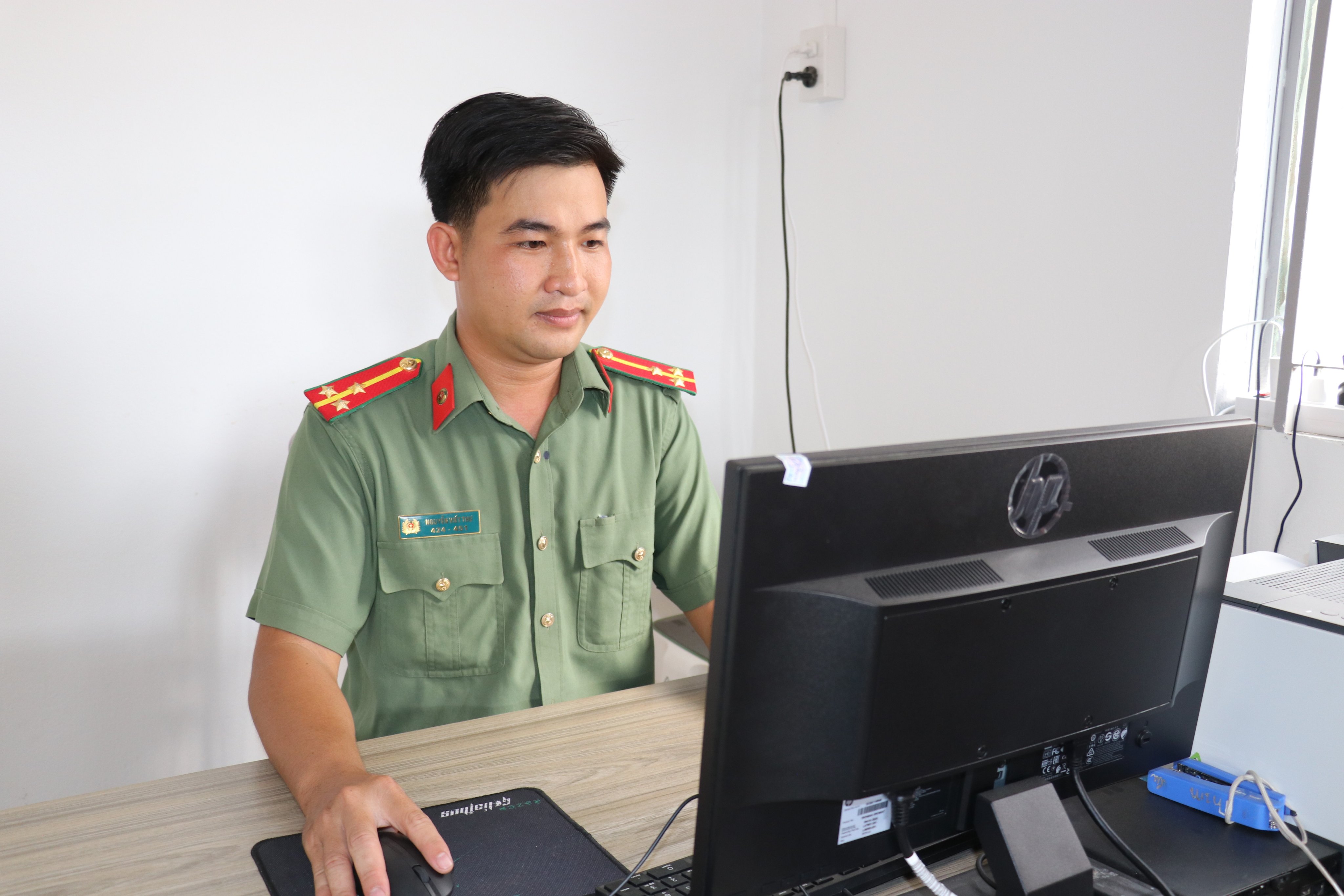 Thượng úy Nguyễn Viết Thư nghiên cứu tài liệu, tham mưu Ban chỉ huy Công an xã