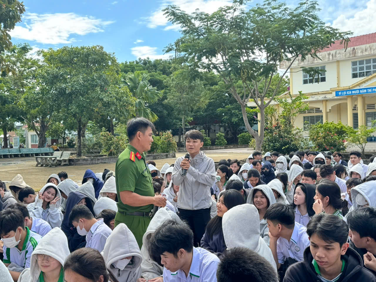 Trả lời câu hỏi 1
