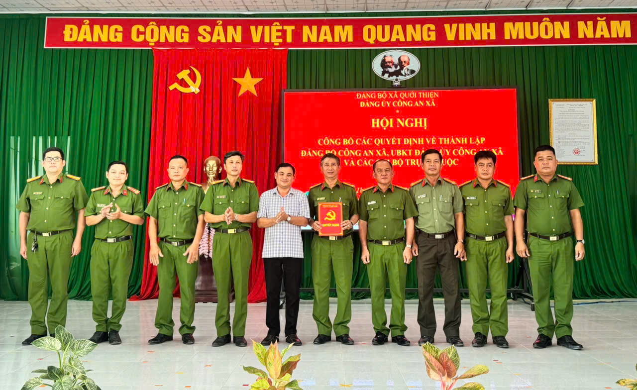Trao QĐ BCH Đảng bộ