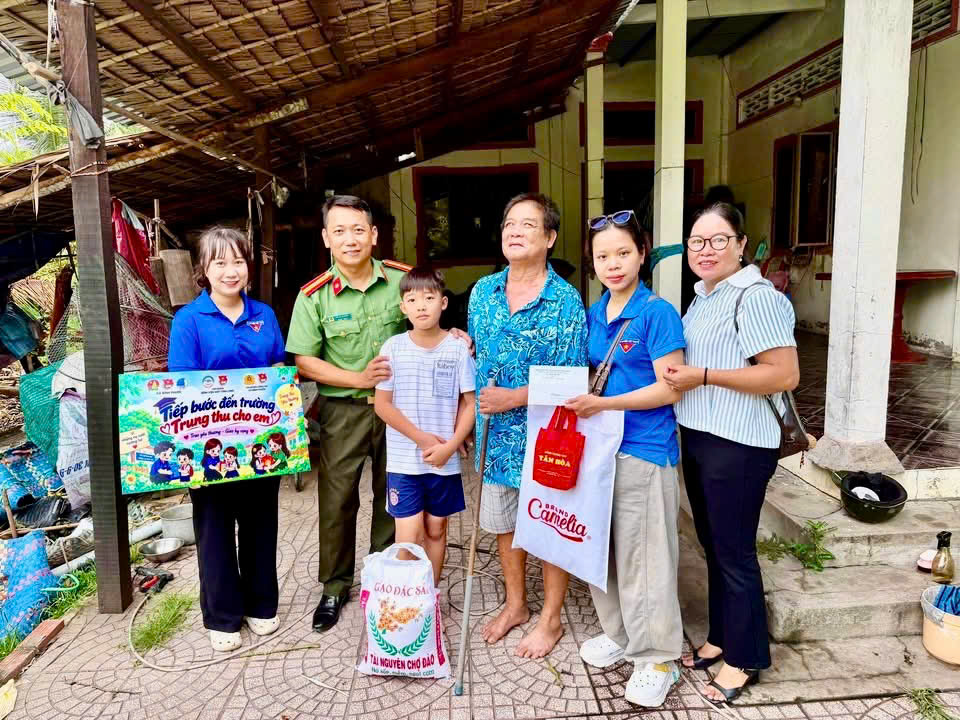 Trao tặng học bổng và các phần quà tại ấp Phước Tường