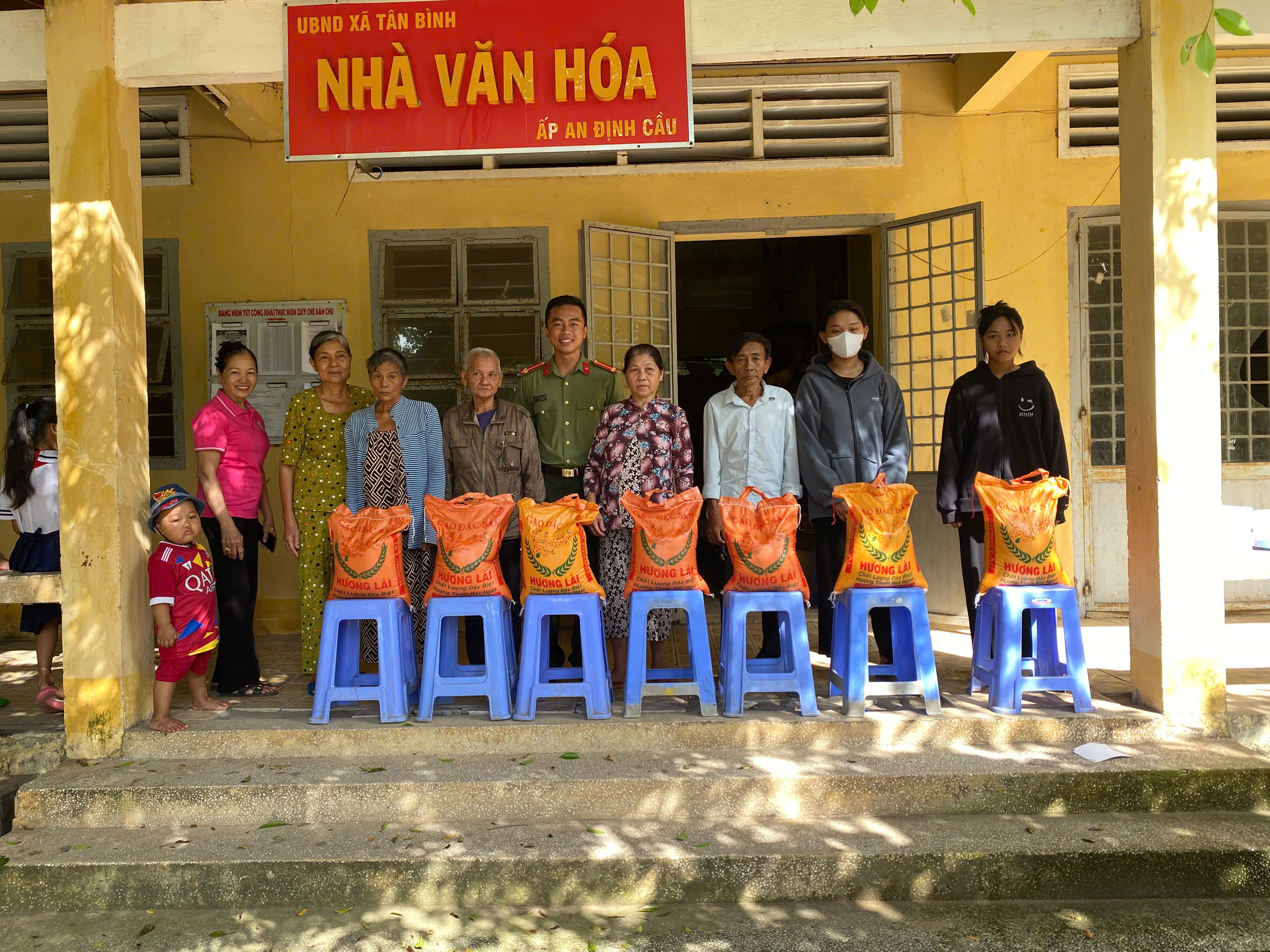 Trao tặng quà tại ấp An Định Cầu