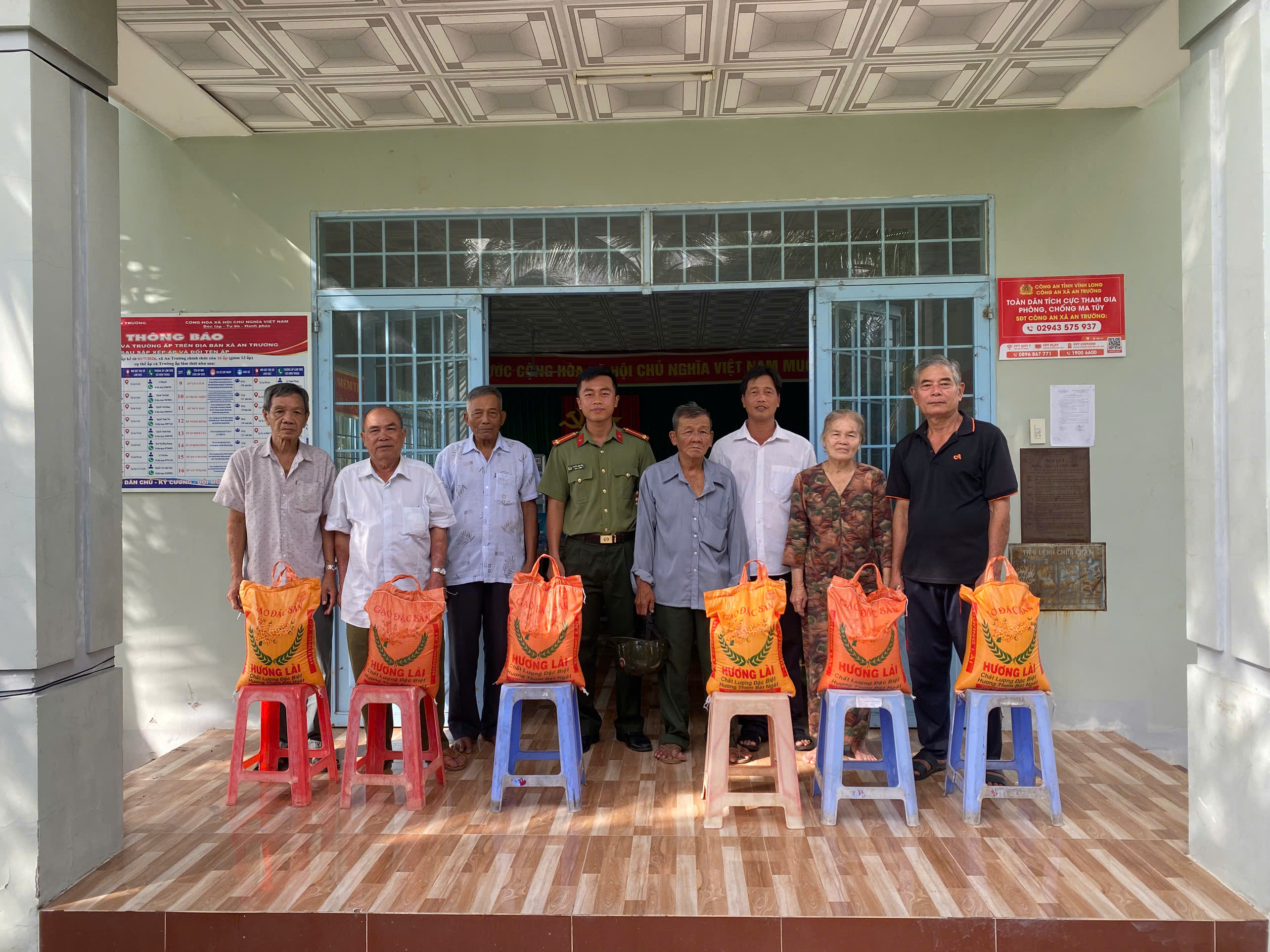 Trao tặng quà tại ấp Trung Thiên