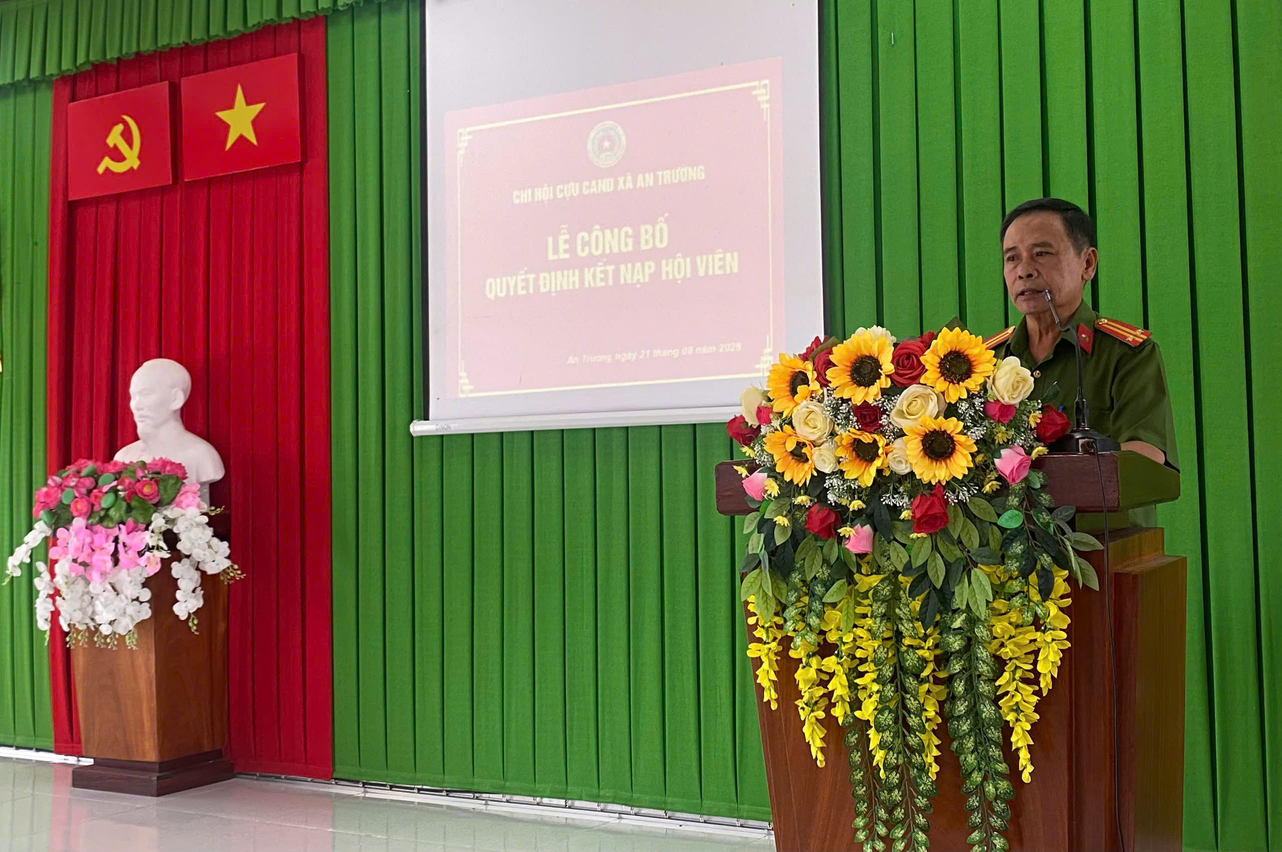 Trung tá Châu Văn Hoàng Chi hội trưởng Chi hội Cựu CAND xã An Trường thông quyết định kết nạp