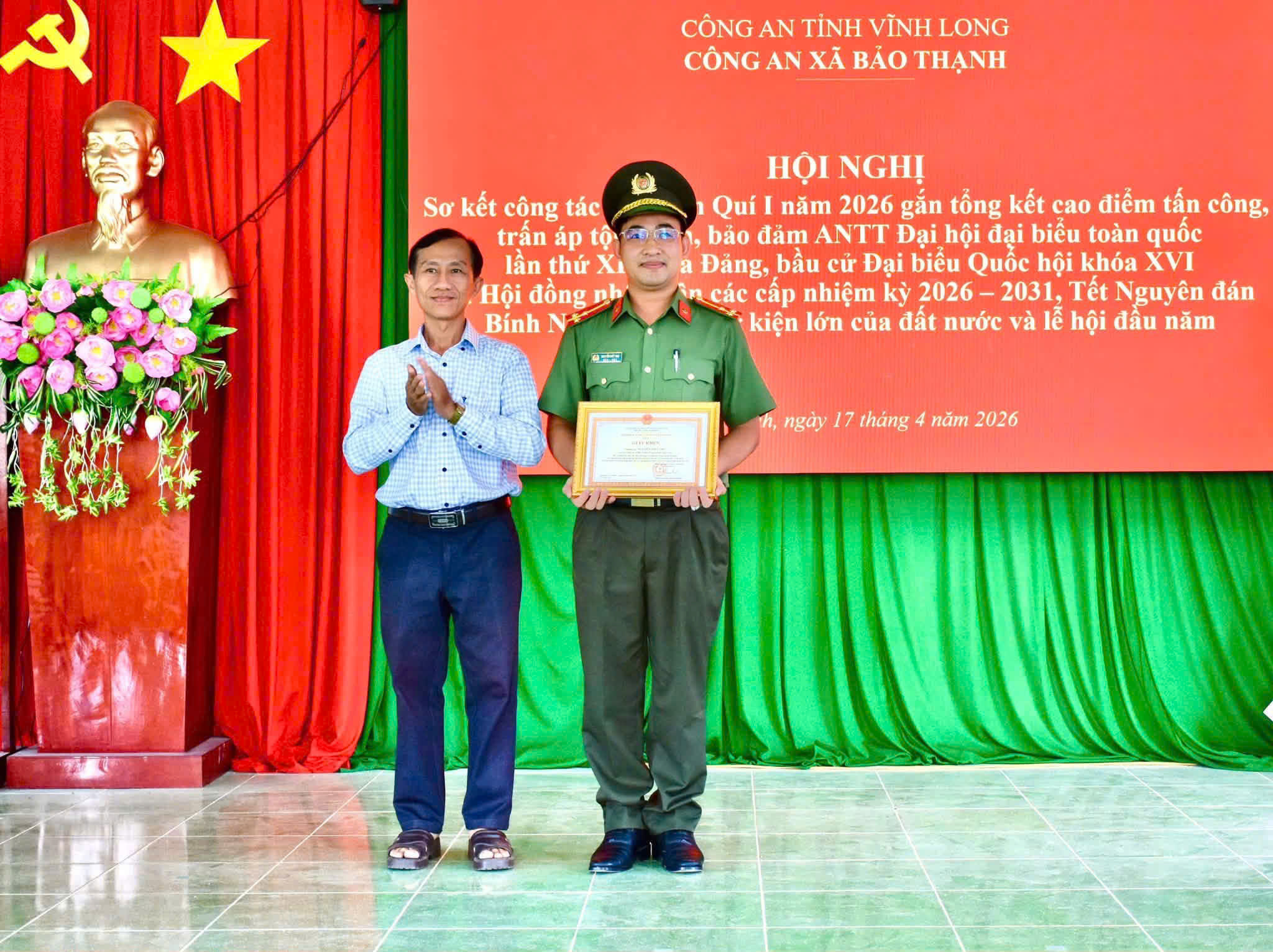 Trung úy Nguyễn Viết Thư nhận giấy khen của Giám đốc Công an tỉnh