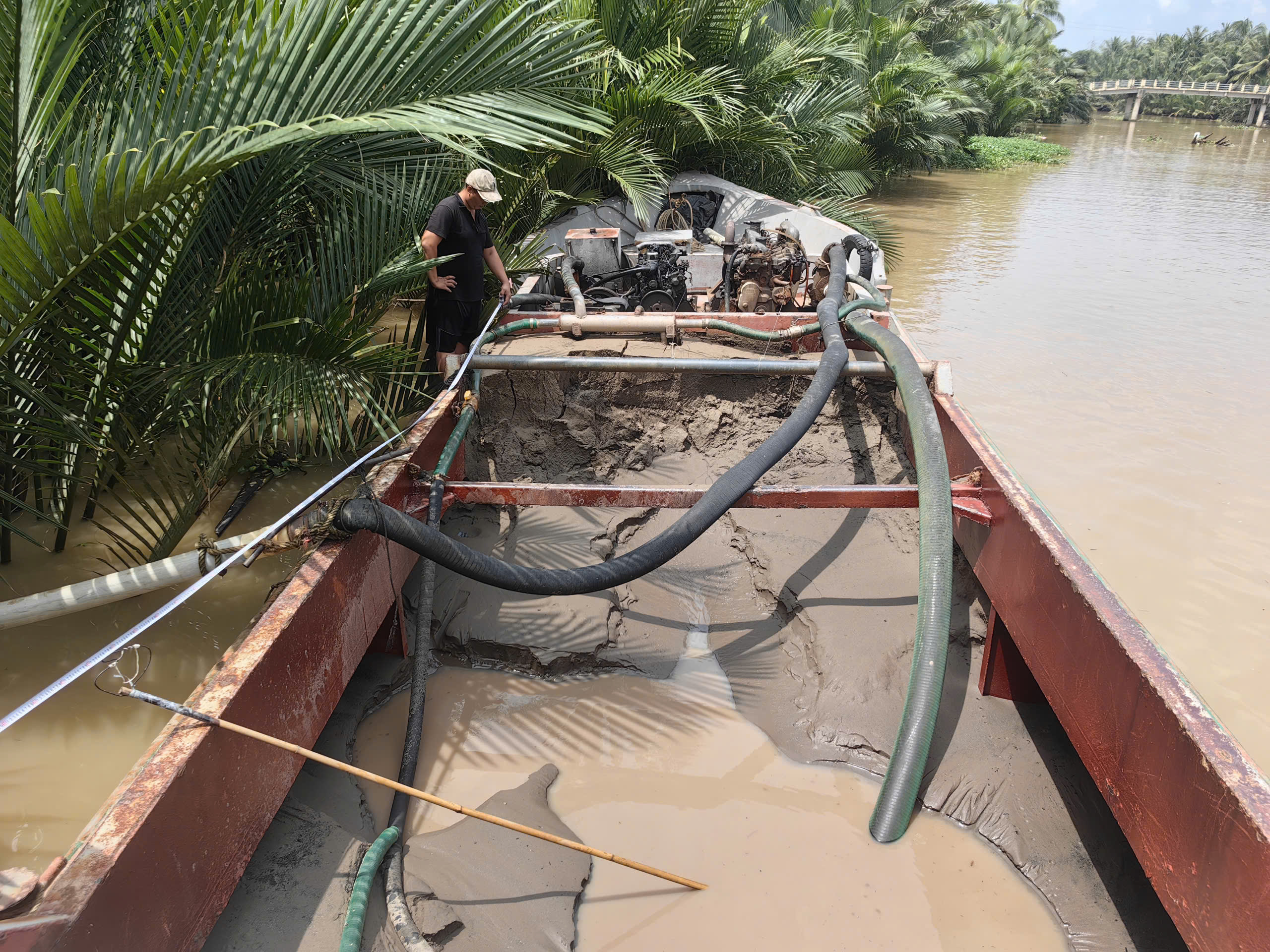 1 Lực lượng đang kiểm tra phương tiện