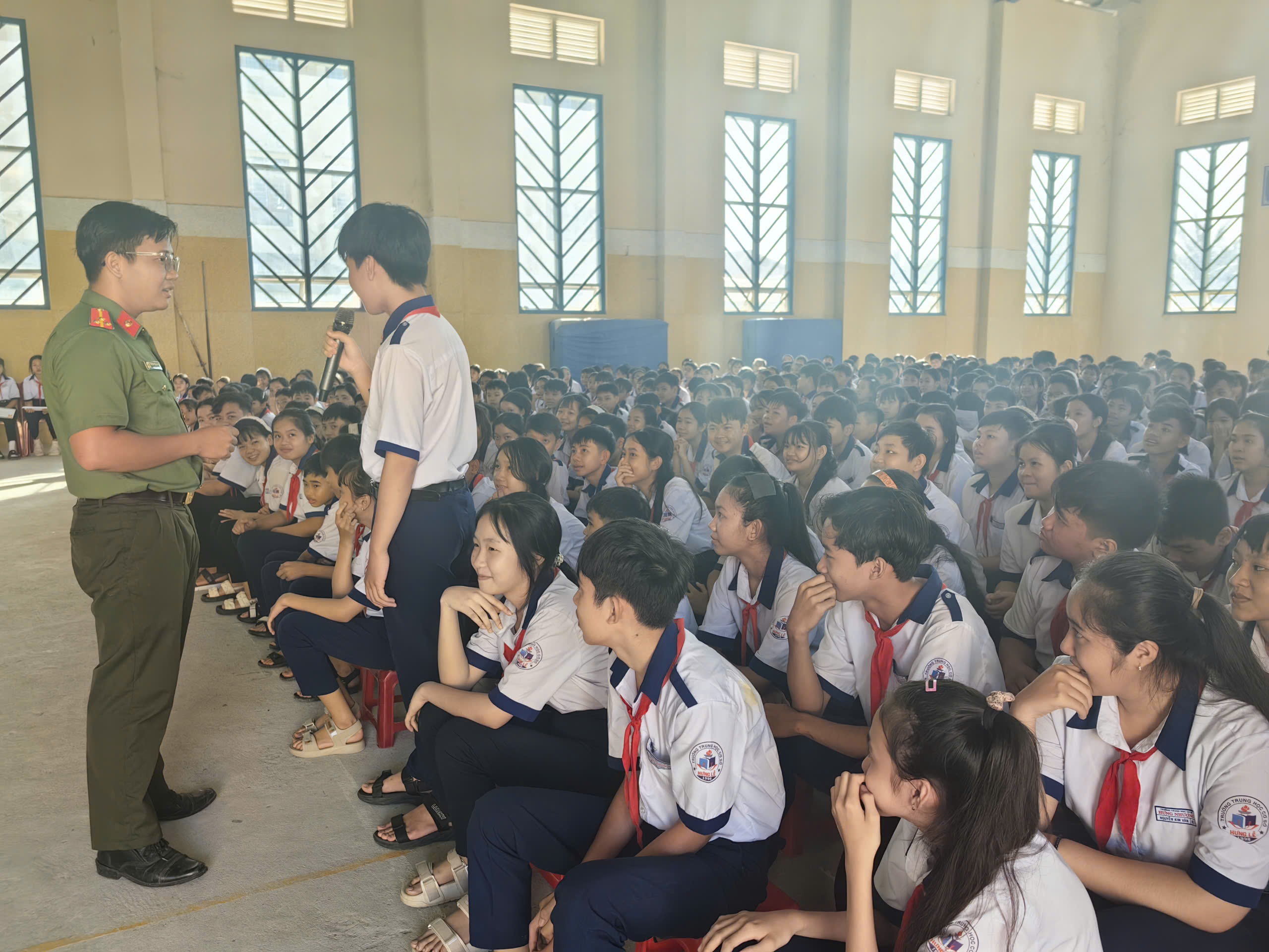 2 Cán bộ tuyên truyền đặt câu hỏi tương tác với học sinh