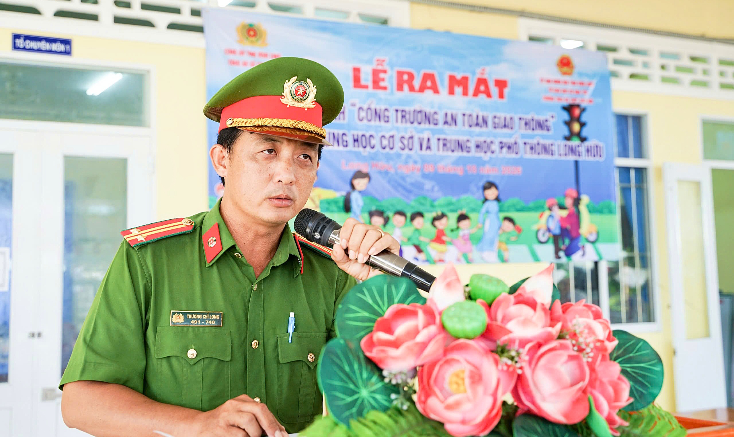 2 Đại diện Công an xã Long Hữu phát biểu tại buổi lễ