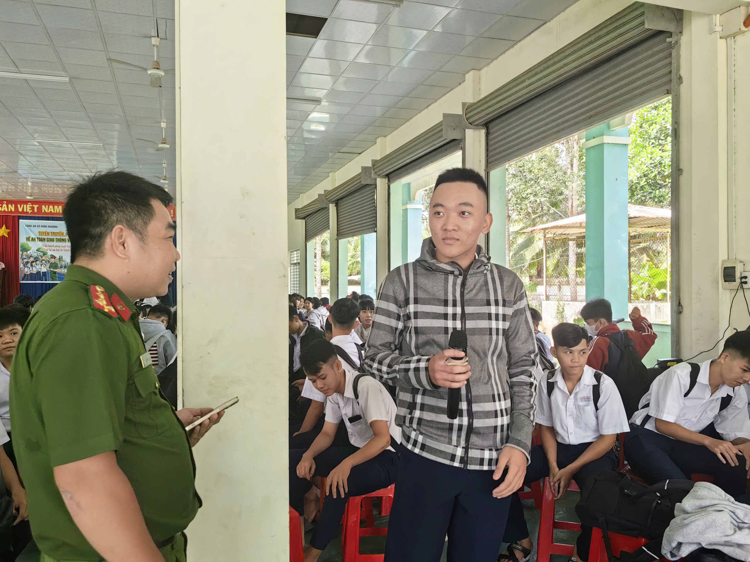 3 Cán bộ đặt câu hỏi tương tác