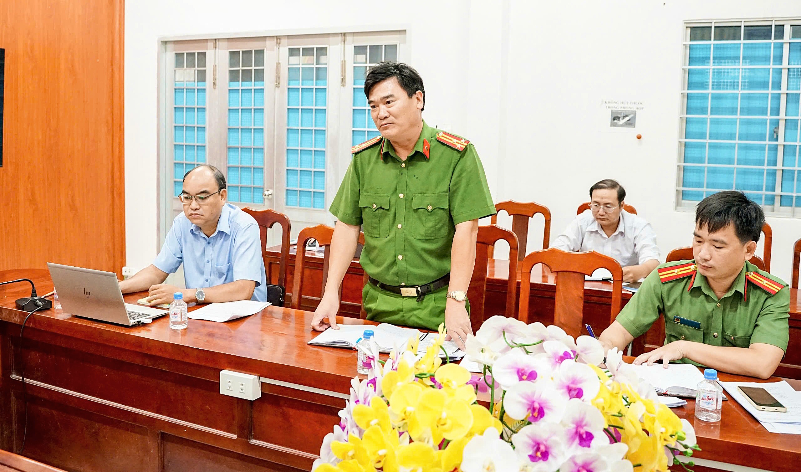 3 Thượng tá Lâm Thanh Châu, Ủy viên Ban Thường vụ Đảng ủy, Trưởng Công an xã, phát biểu tiếp thu ý kiến chỉ đạo