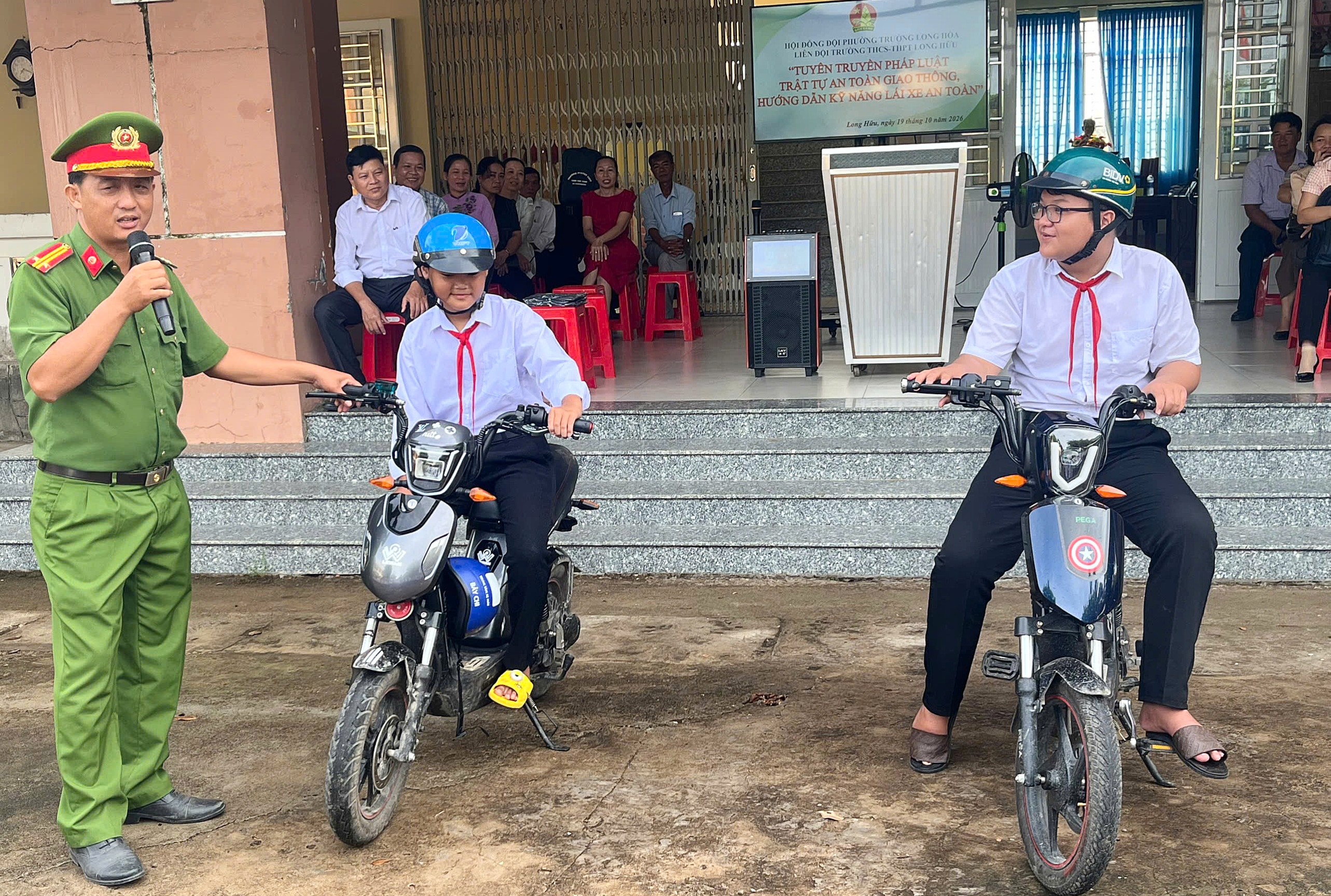 4 Các em học sinh trải nghiệm thực hành kỹ năng lái xe an toàn
