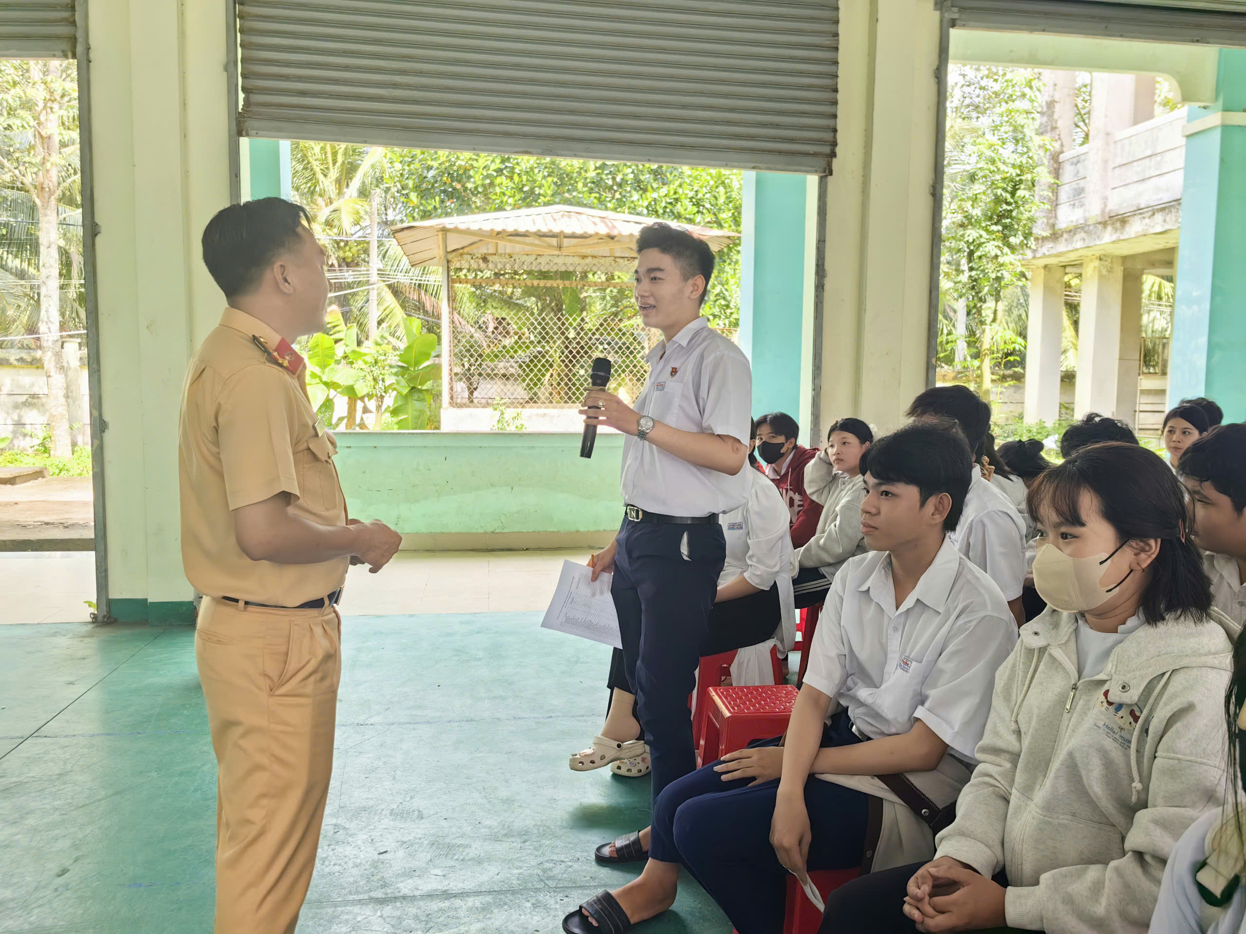 4 Cán bộ đặt câu hỏi tương tác