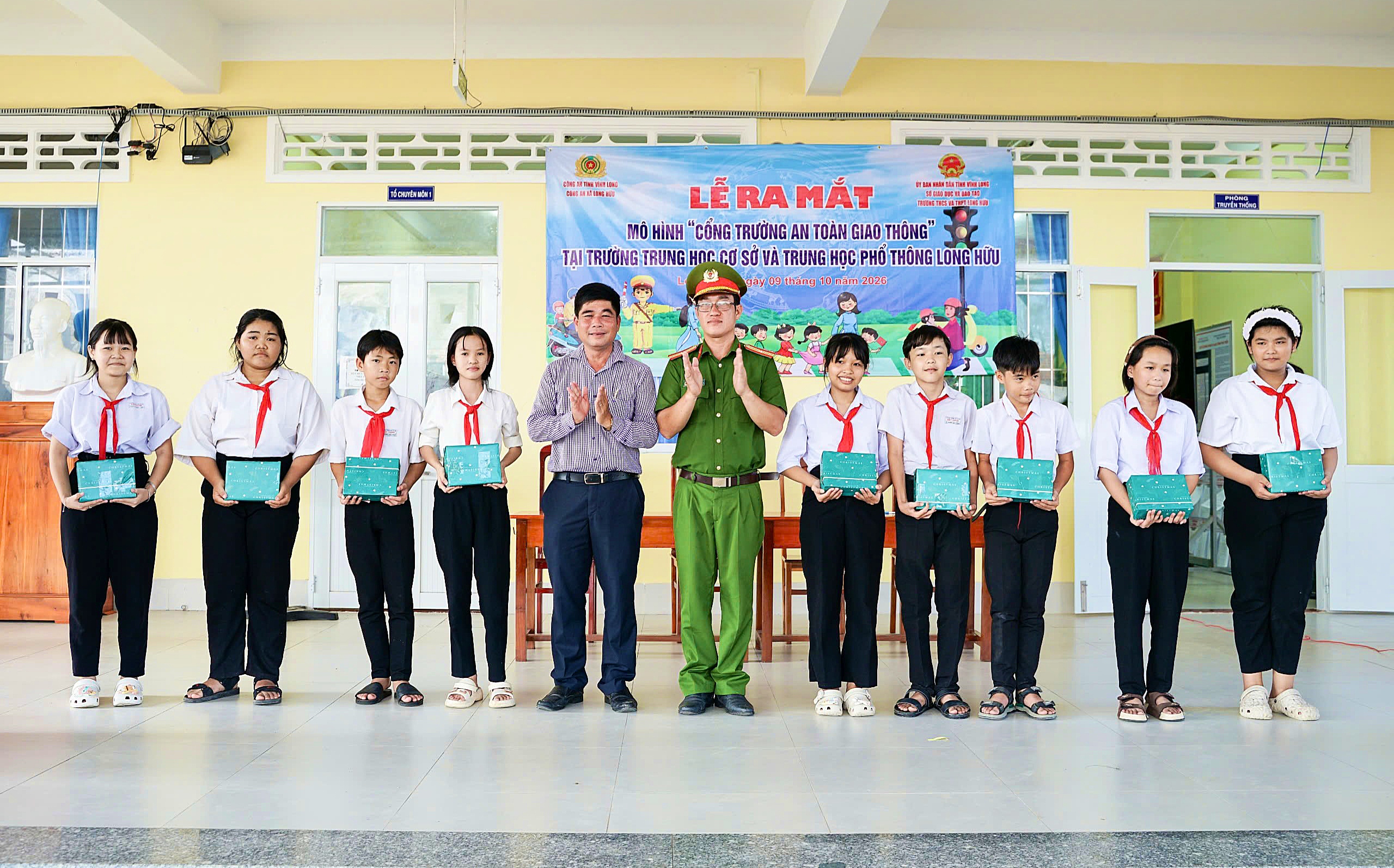 5 Ban Tổ chức tặng quà cho học sinh có hoàn cảnh khó khăn