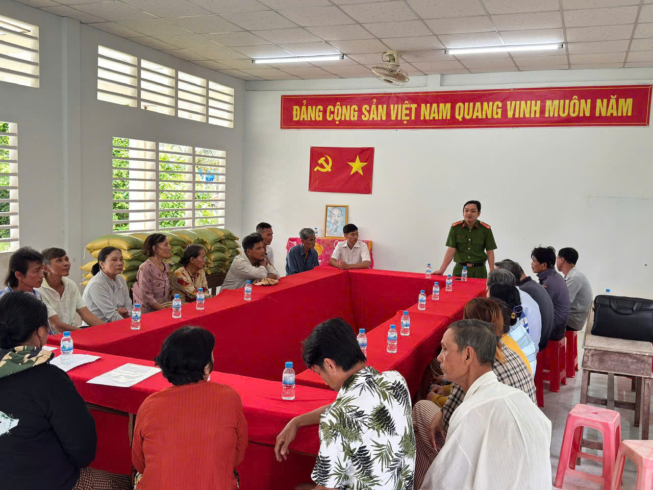 ảnh 1 Cán bộ tuyên truyền