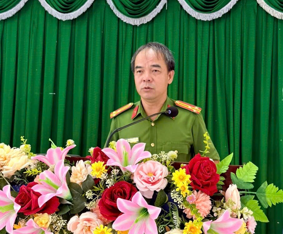 Ảnh 2 đồng chí Thượng tá Nguyễn Tuấn Anh phát biểu