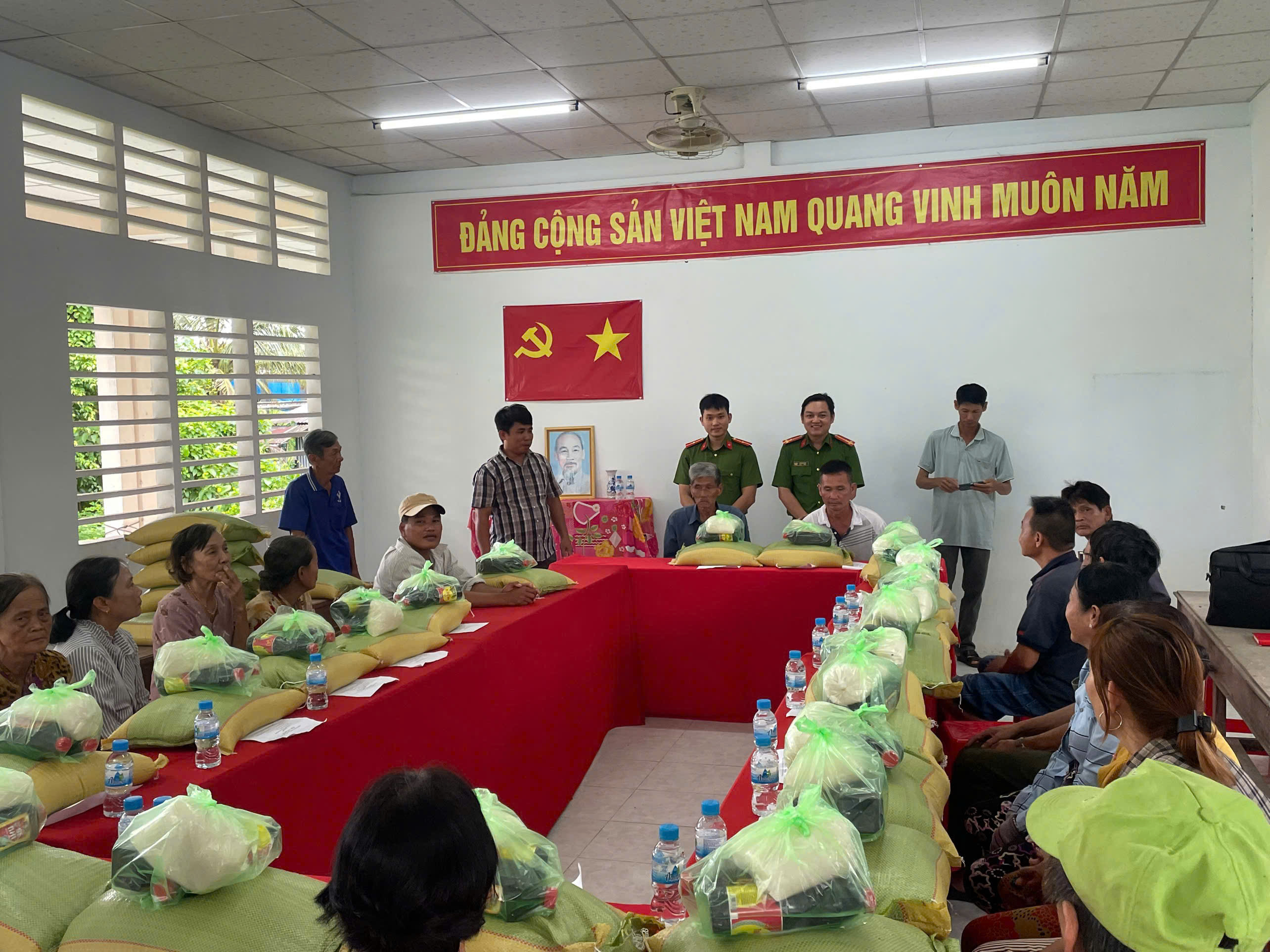 ảnh 2 tặng quà cho người dân