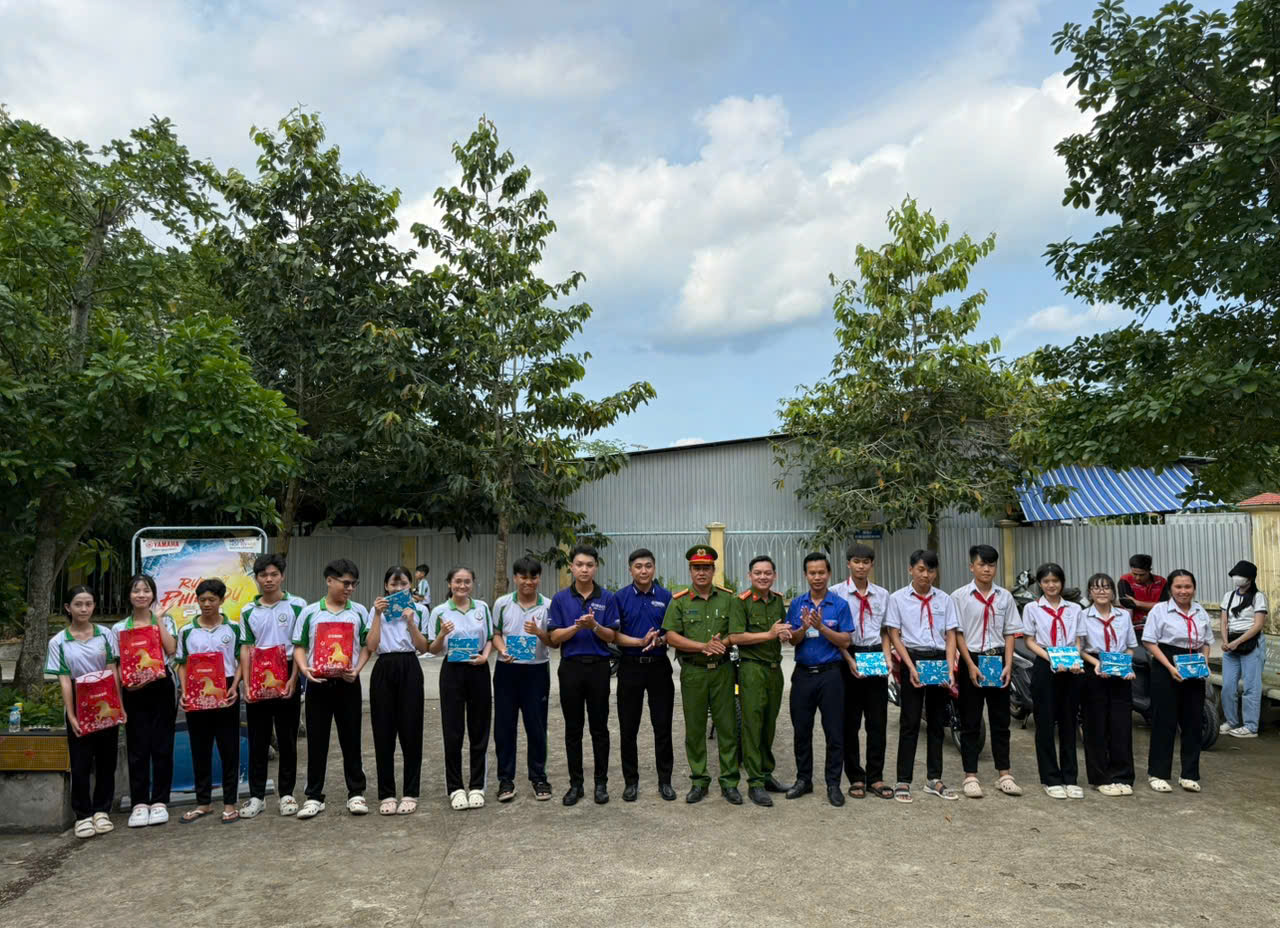 ẢNH 3 TẶNG QUÀ CHO CÁC EM HS