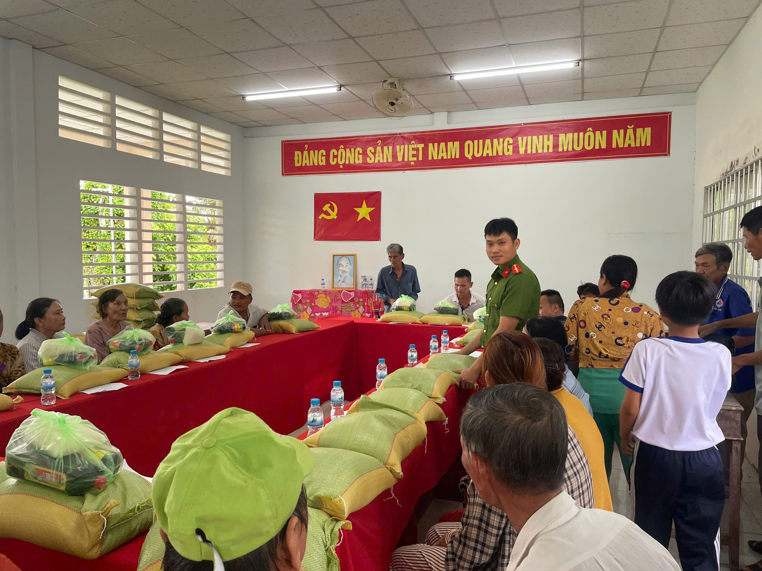 ảnh 3 tặng quà cho người dân