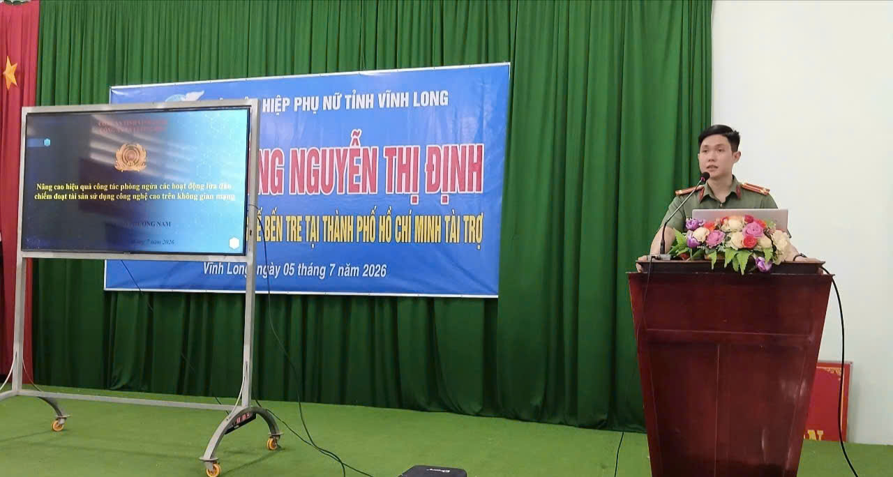 Ảnh Cán bộ, chiến sĩ tuyên truyền pháp luật