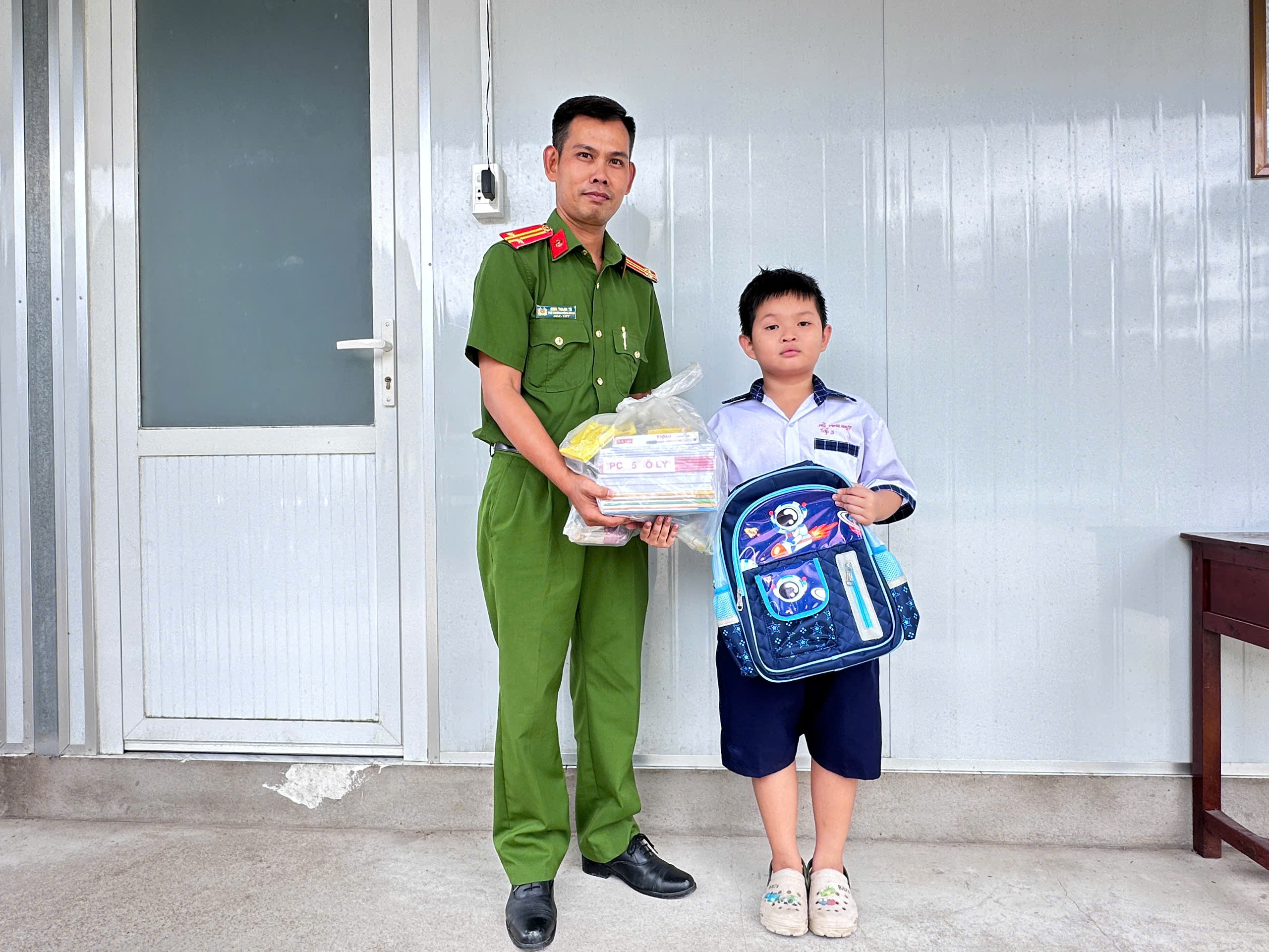 ảnh CAX tặng quà cho học sinh