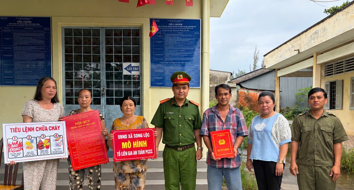 Ảnh Đại diện lãnh đạo Công an xã Song Lộc, Cấp ủy Ban nhân dân ấp Lương Hòa cùng các thành viên mô hình “Tổ liên gia an toàn phòng
