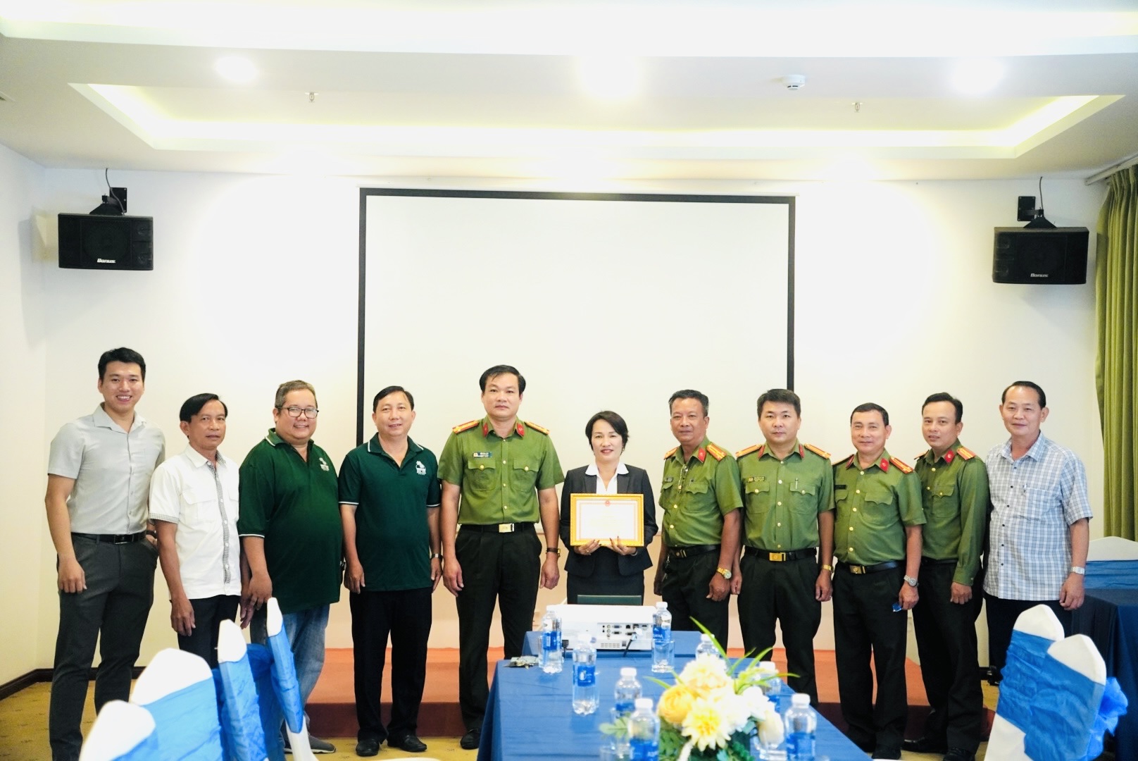 ẢNH TRAO GIẤY KHEN