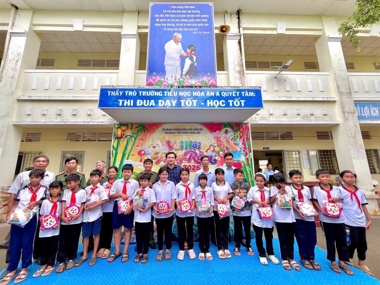 Ảnh trao quà Hòa Ân