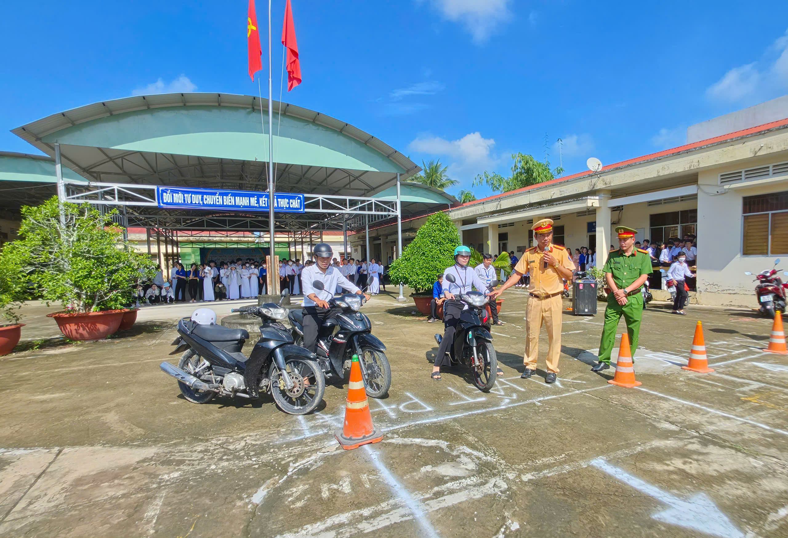 Anh Đ c Thiếu tá Nguyễn Duy Thanh trực hướng dẫn phần thi sa hình