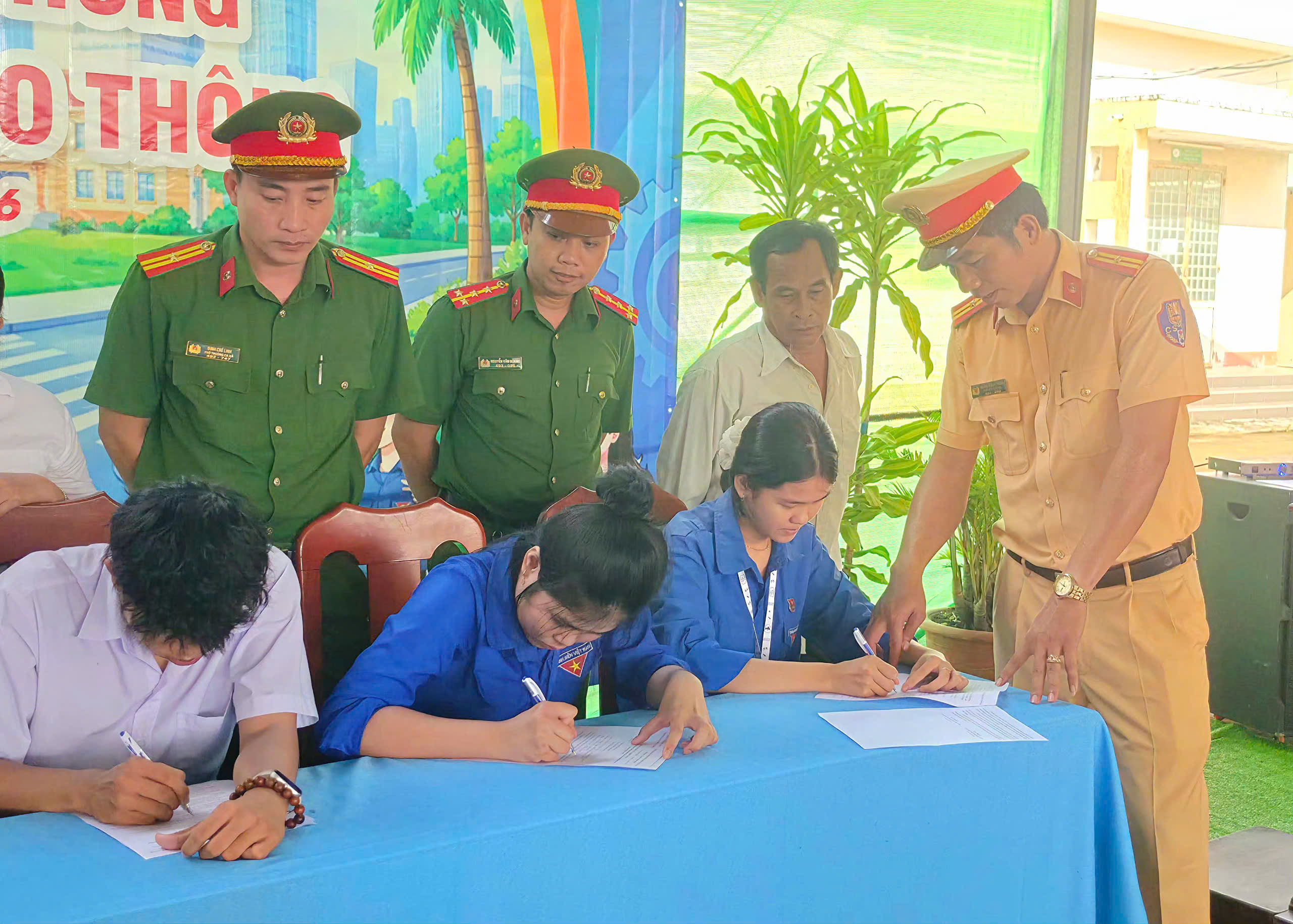 Anh Đ c Thiếu tá Nguyễn Duy Thanh trực tiếp hướng dẫn các em viết cam kết