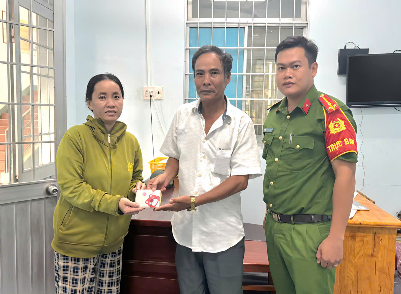 Ảnh Ông Phan Long Biên trao lại ví cho người bị đánh rơi