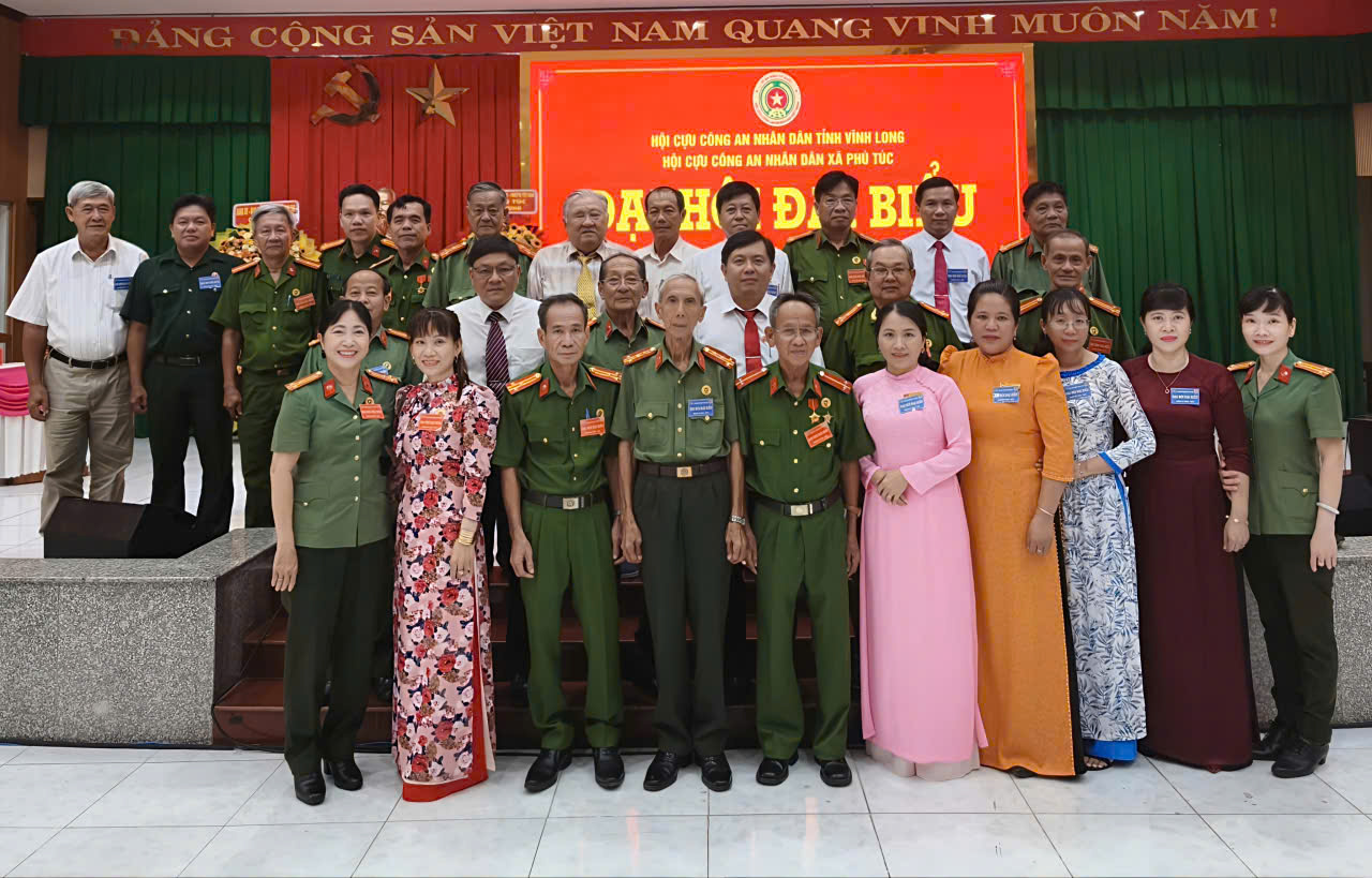 Ban Thường vụ Đảng ủy xã chụp ảnh lưu niệm cùng hội viên Hội Cựu Công an nhân dân xã