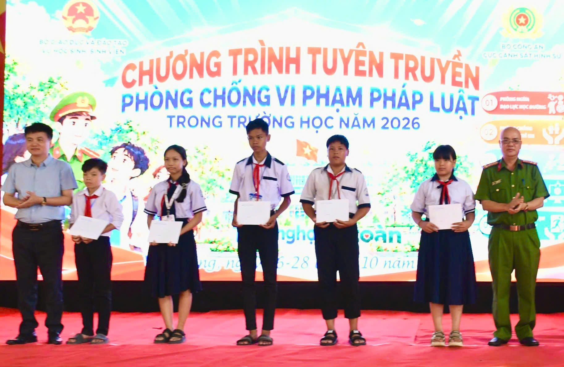 Ban Tổ chức trao quà (1)