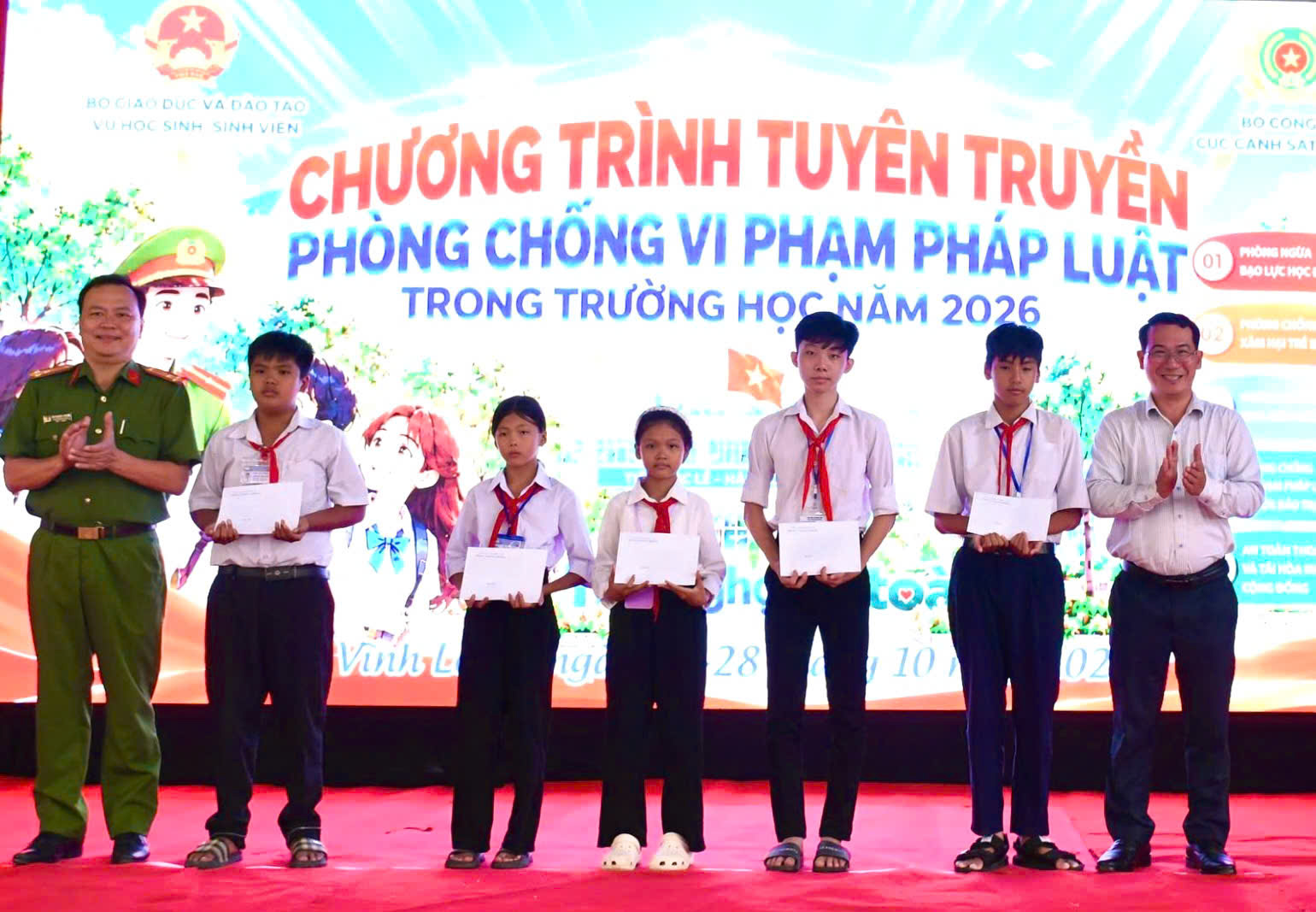 Ban Tổ chức trao quà (2)