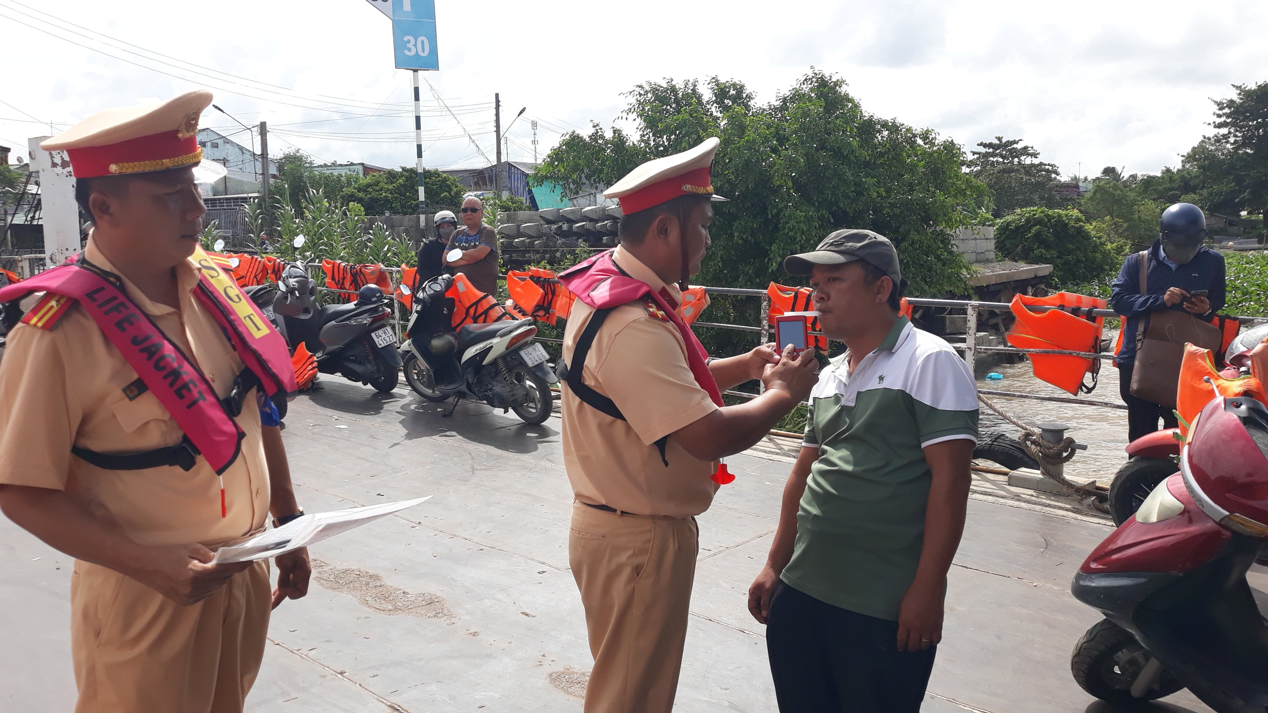 Bảo đảm an toàn thủy nội địa luôn được kiểm tra thường xuyên, nhất là tại các bến phà, bến khách sang sông