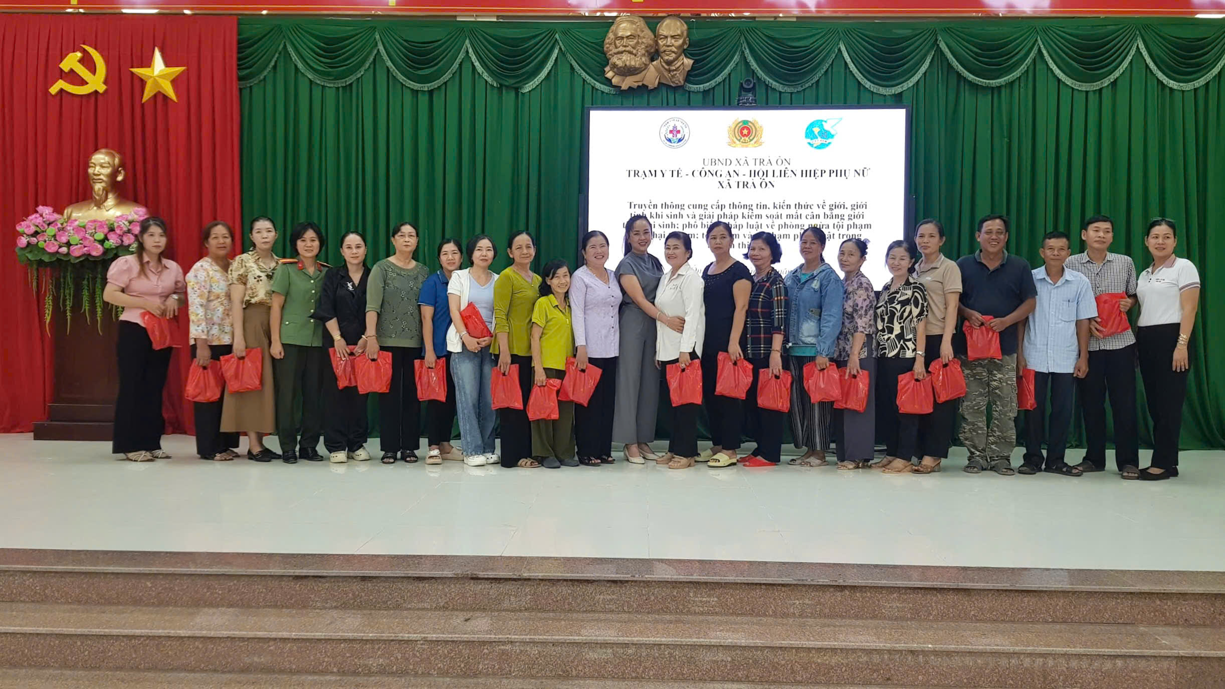 CA và Trạm Y tế tặng quà hội viên phụ nữ