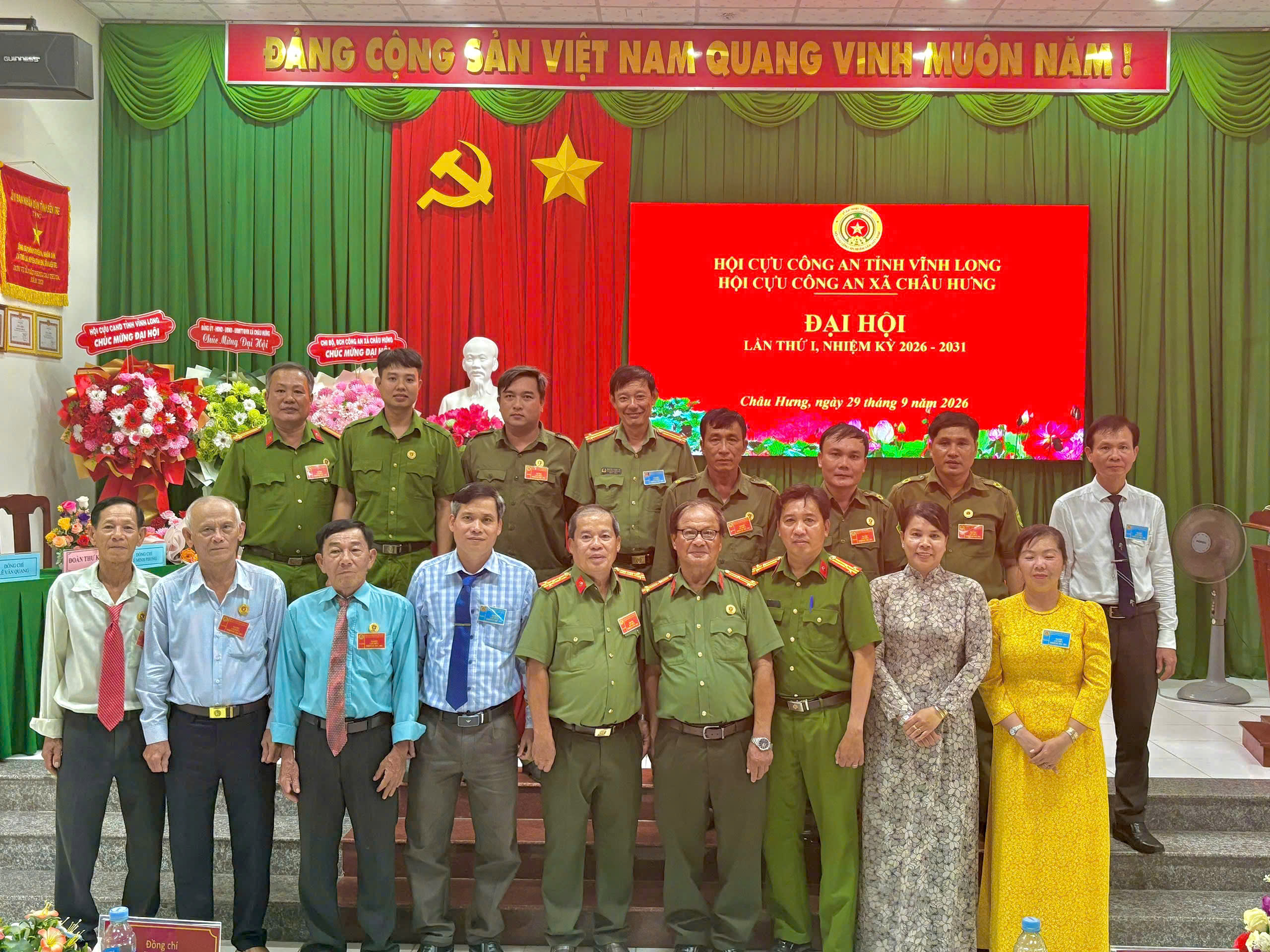 Các đồng chí trong Ban chấp hành chụp ảnh cùng các đại biểu tại Hội nghị