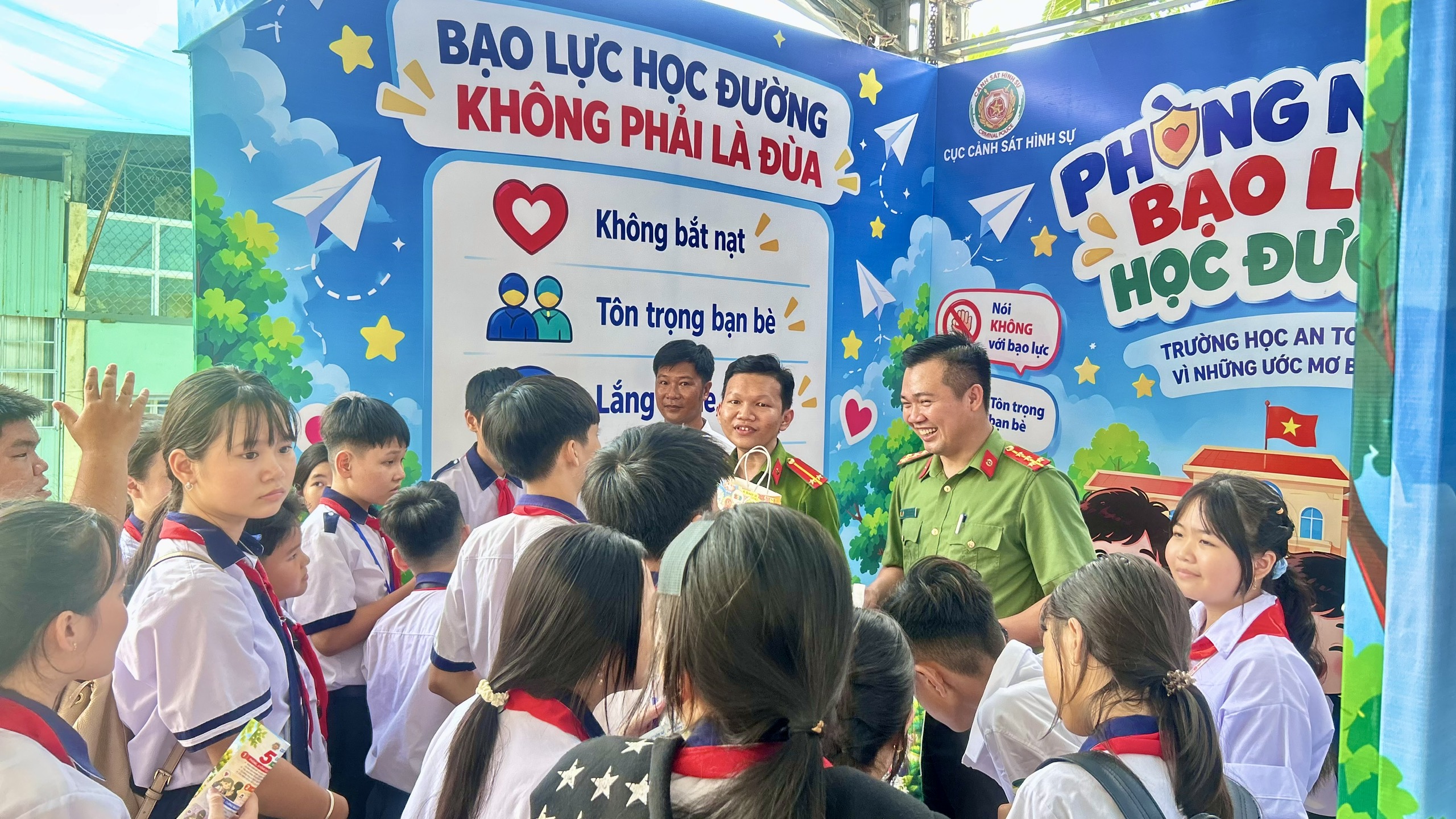 Các em học sinh tham gia trải nghiệm (1)