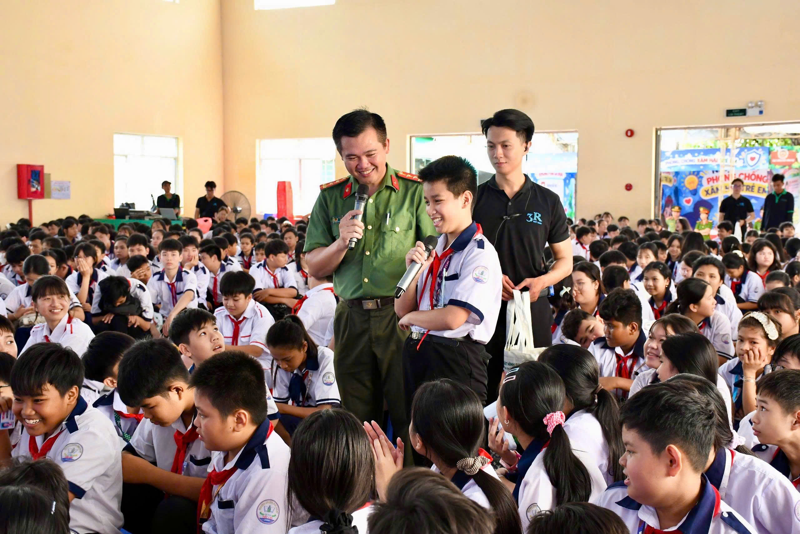 Các em học sinh tham gia trải nghiệm (2)