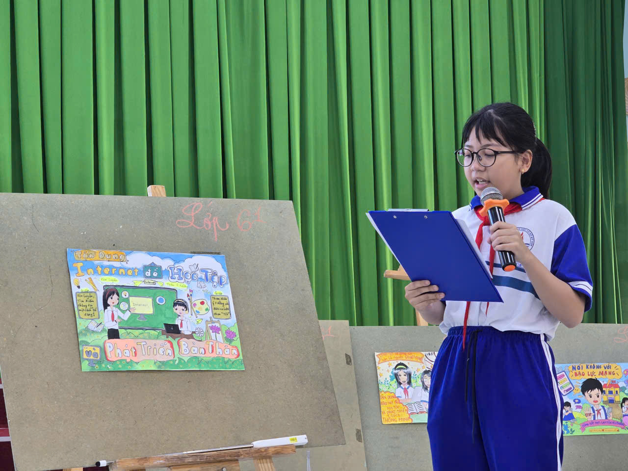 Các em học sinh thuyết trình tác phẩm