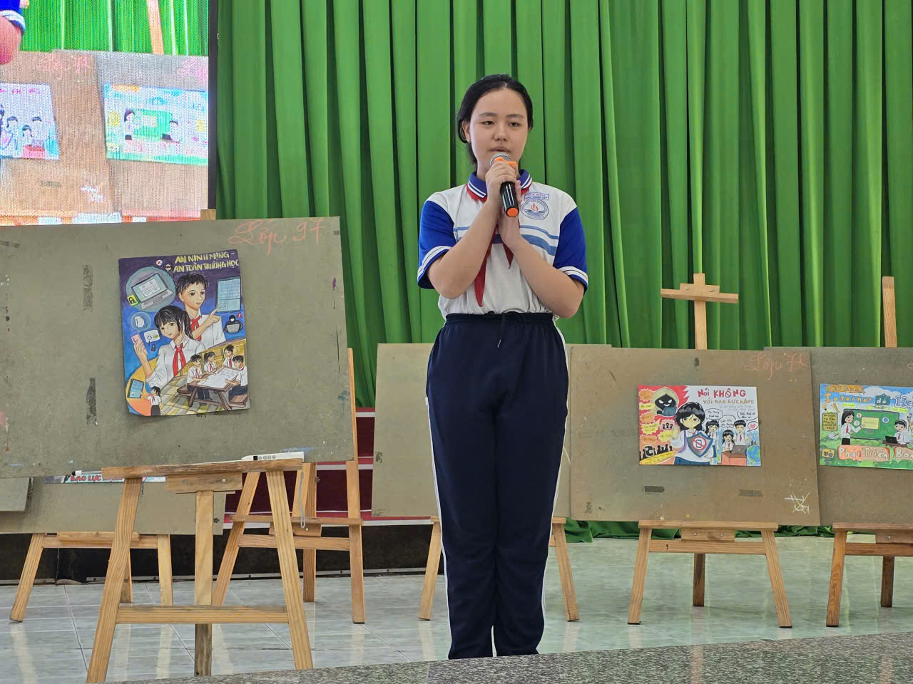 Các em học sinh thuyết trình tác phẩm