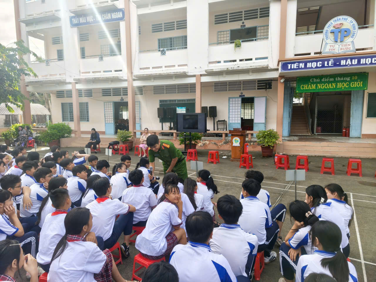 Các em trả lời thông qua các tình huống và cách xử lý an toàn