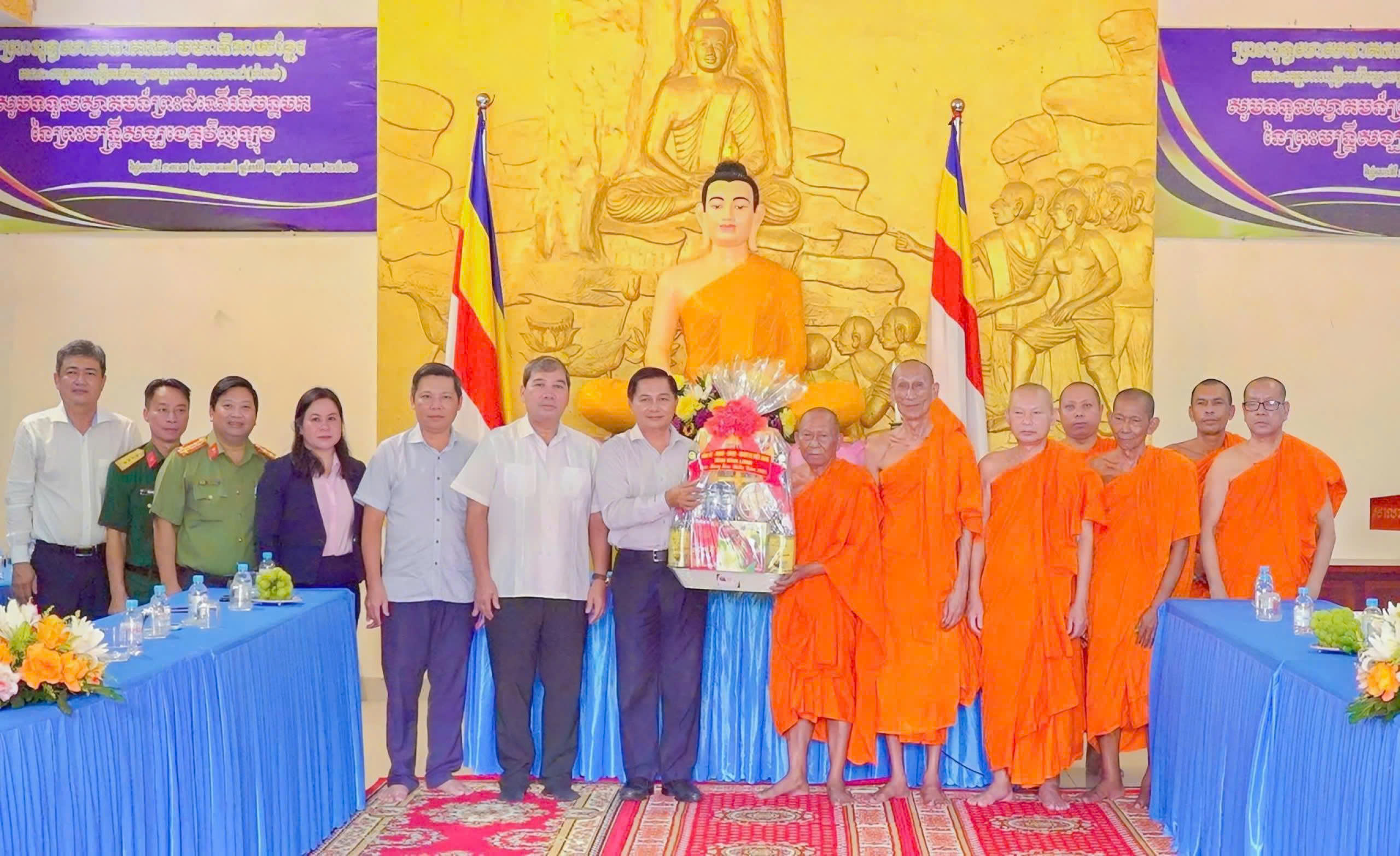Các thành viên đoàn công tác tặng quà chụp ảnh lưu niệm với các vị chư tăng Hội Đoàn kết sư sãi yêu nước tỉnh