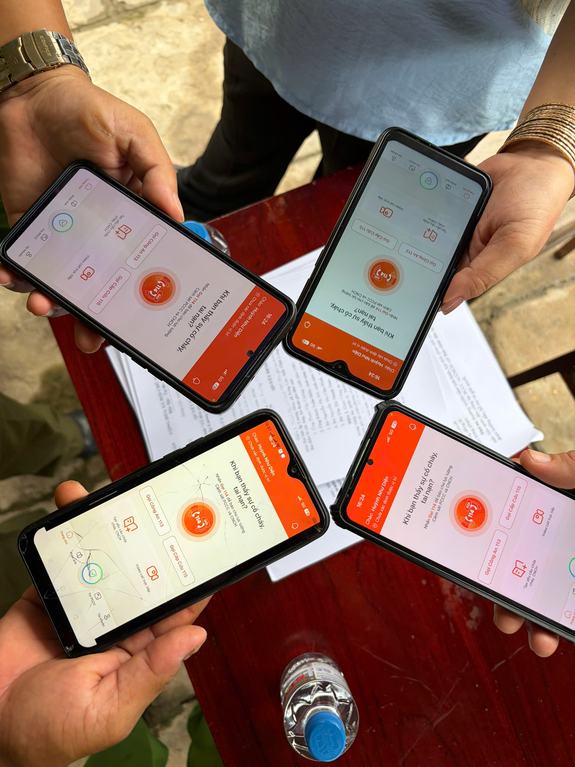 Các thành viên tổ liên gia cài đặt App 114