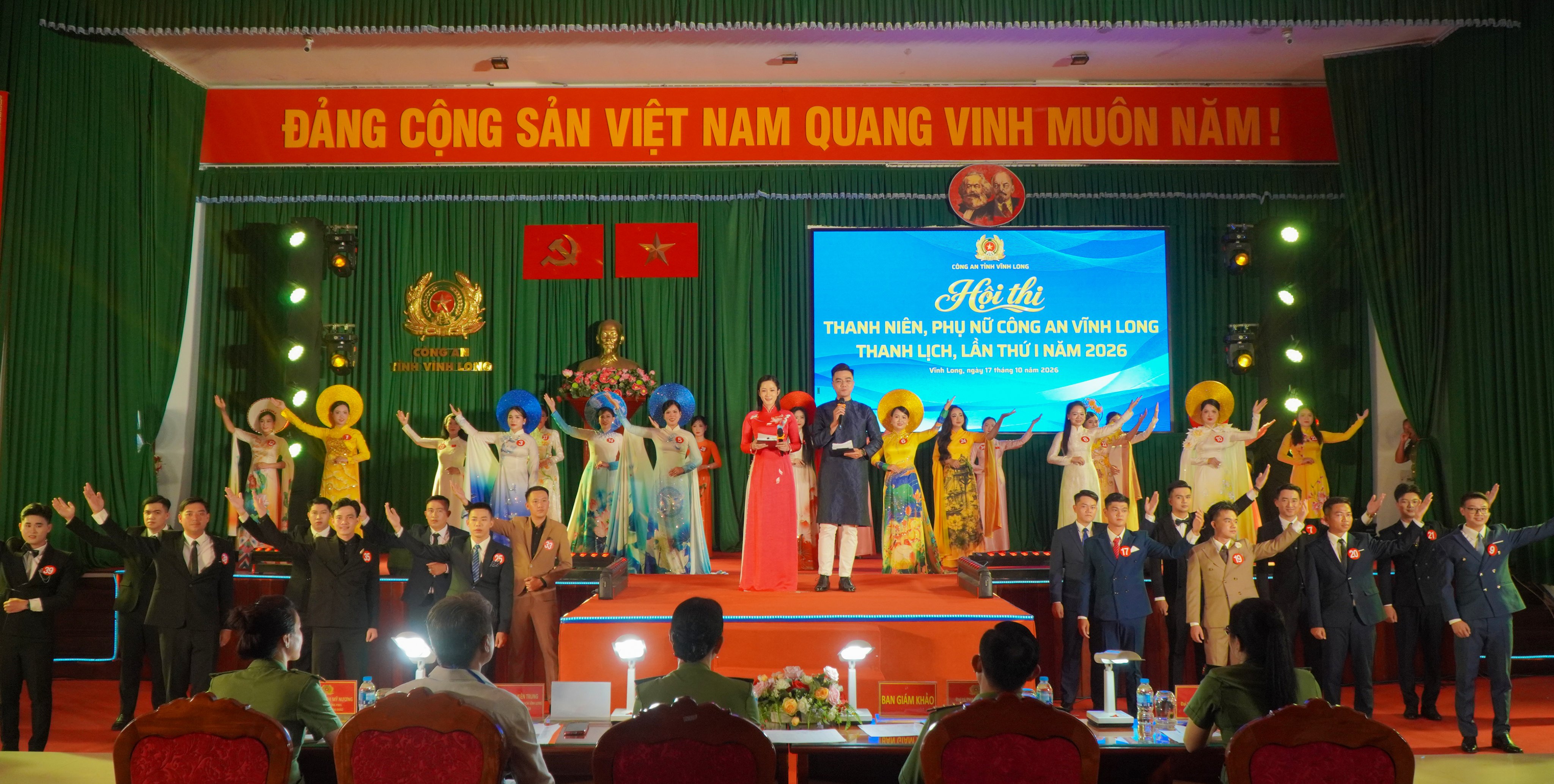 Các thí sinh tham gia tiết mục đồng diễn