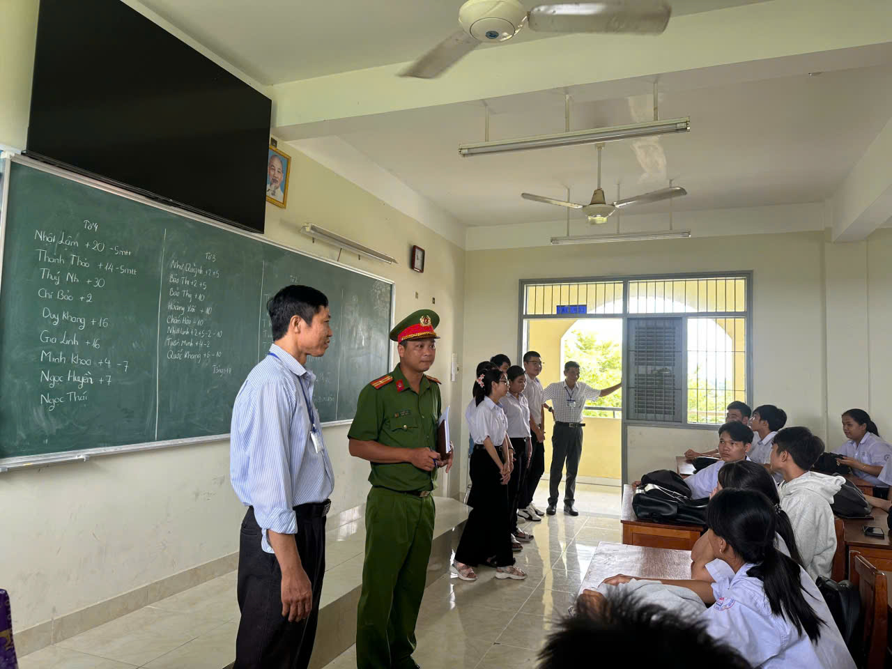 Cán bộ CAX Chợ Lách tuyên truyền pháp luật