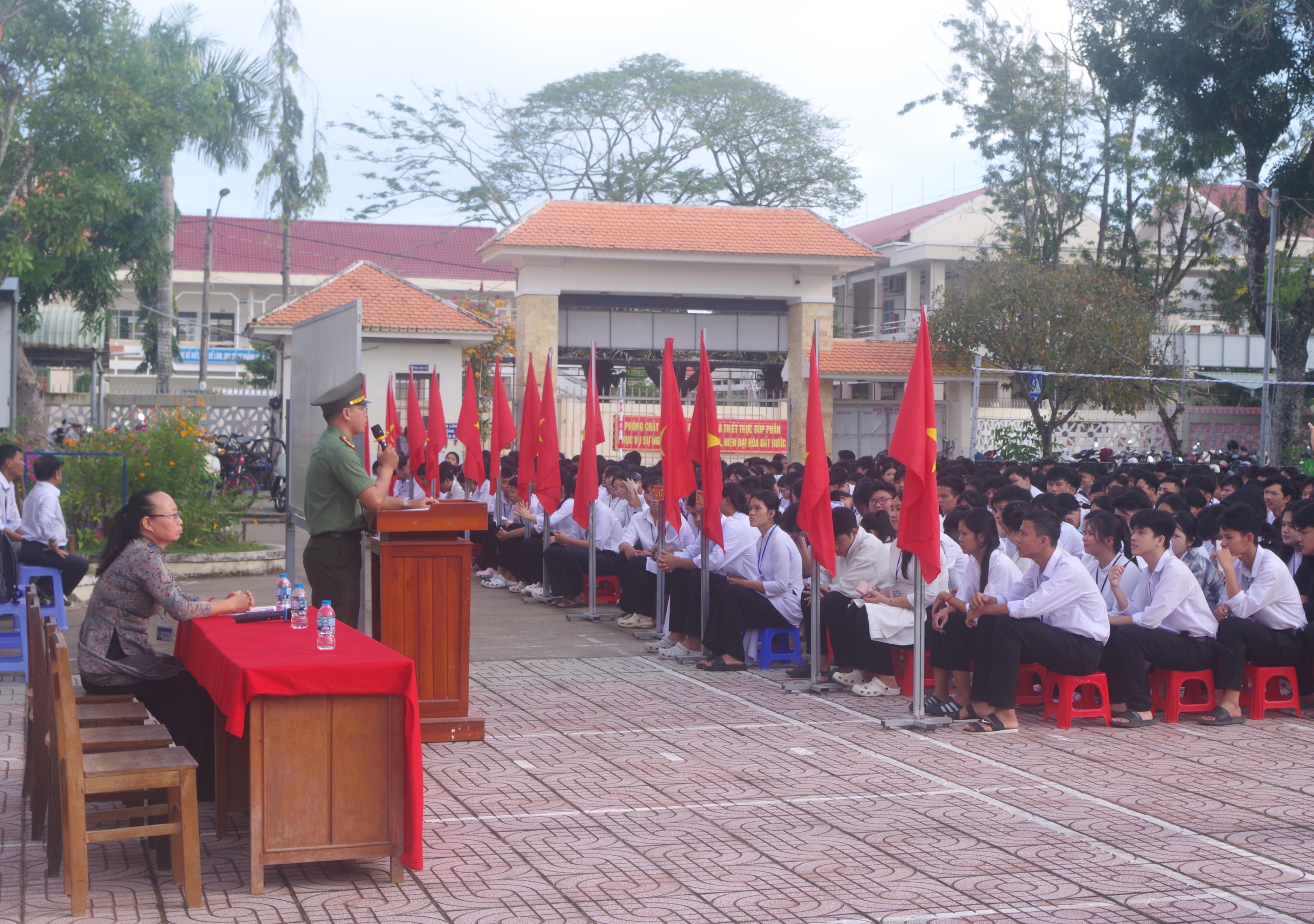 Cán bộ CAX tuyên truyền về phòng, chống bạo lực học đường
